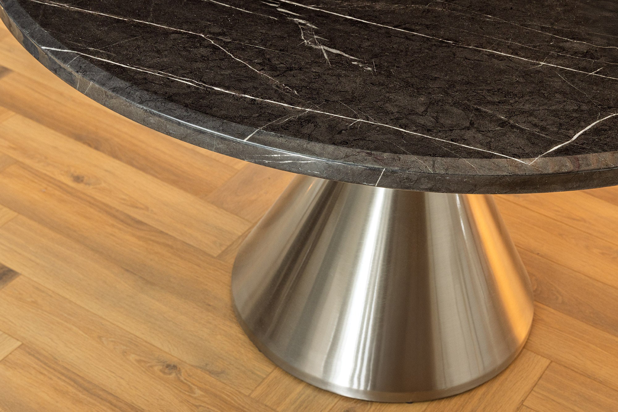 ELEGANCIA Mesa de comedor redonda de 130 cm en mármol negro y acero cromado con base de columna