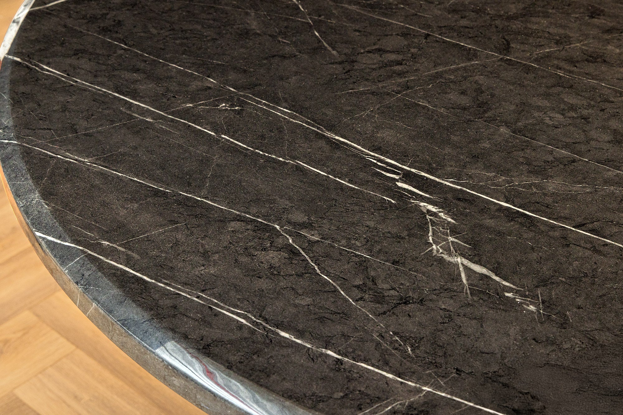 ELEGANCIA Mesa de comedor redonda de 130 cm en mármol negro y acero cromado con base de columna