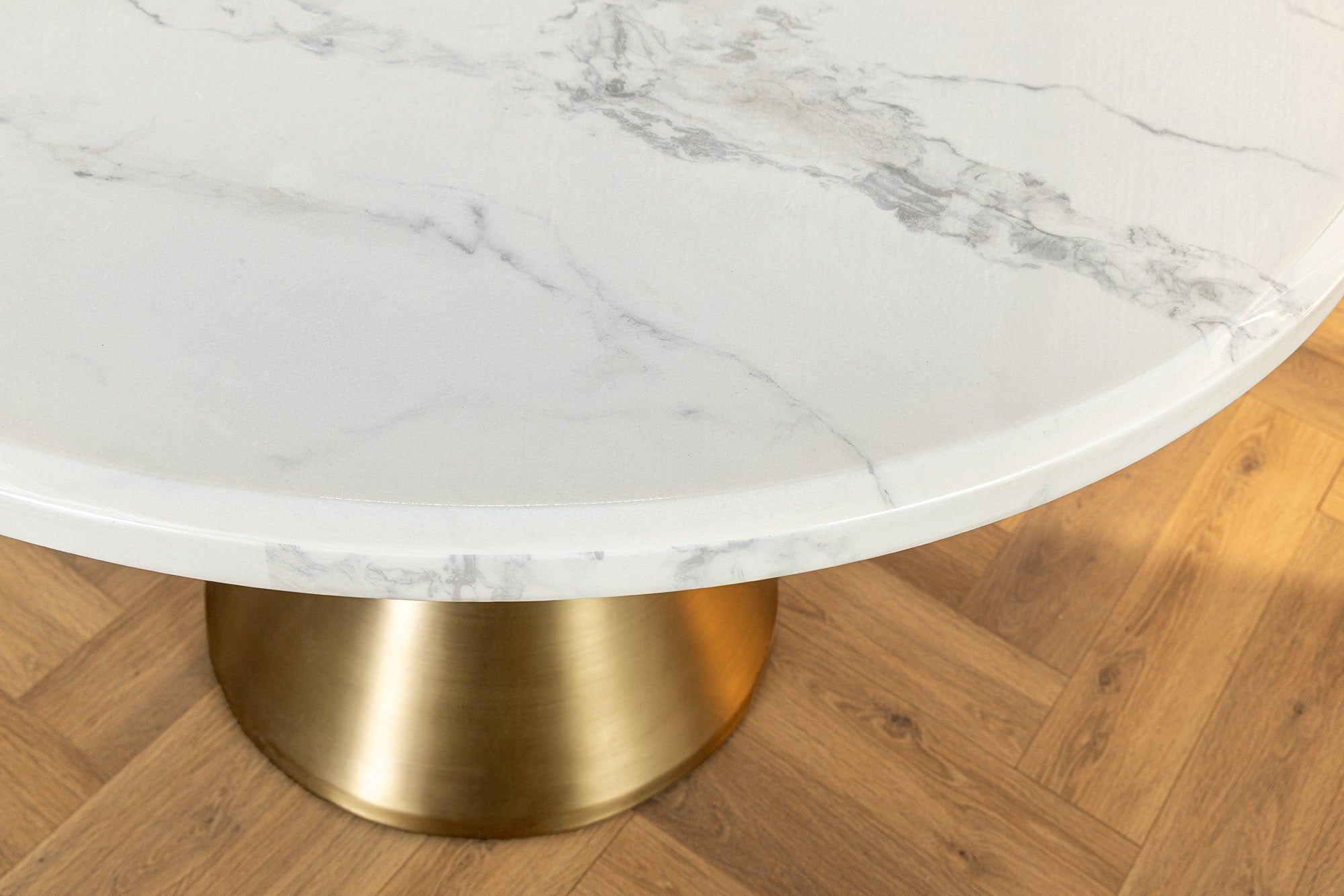 ELEGANCIA Mesa de comedor redonda de 130 cm en mármol blanco y metal dorado con base de columna