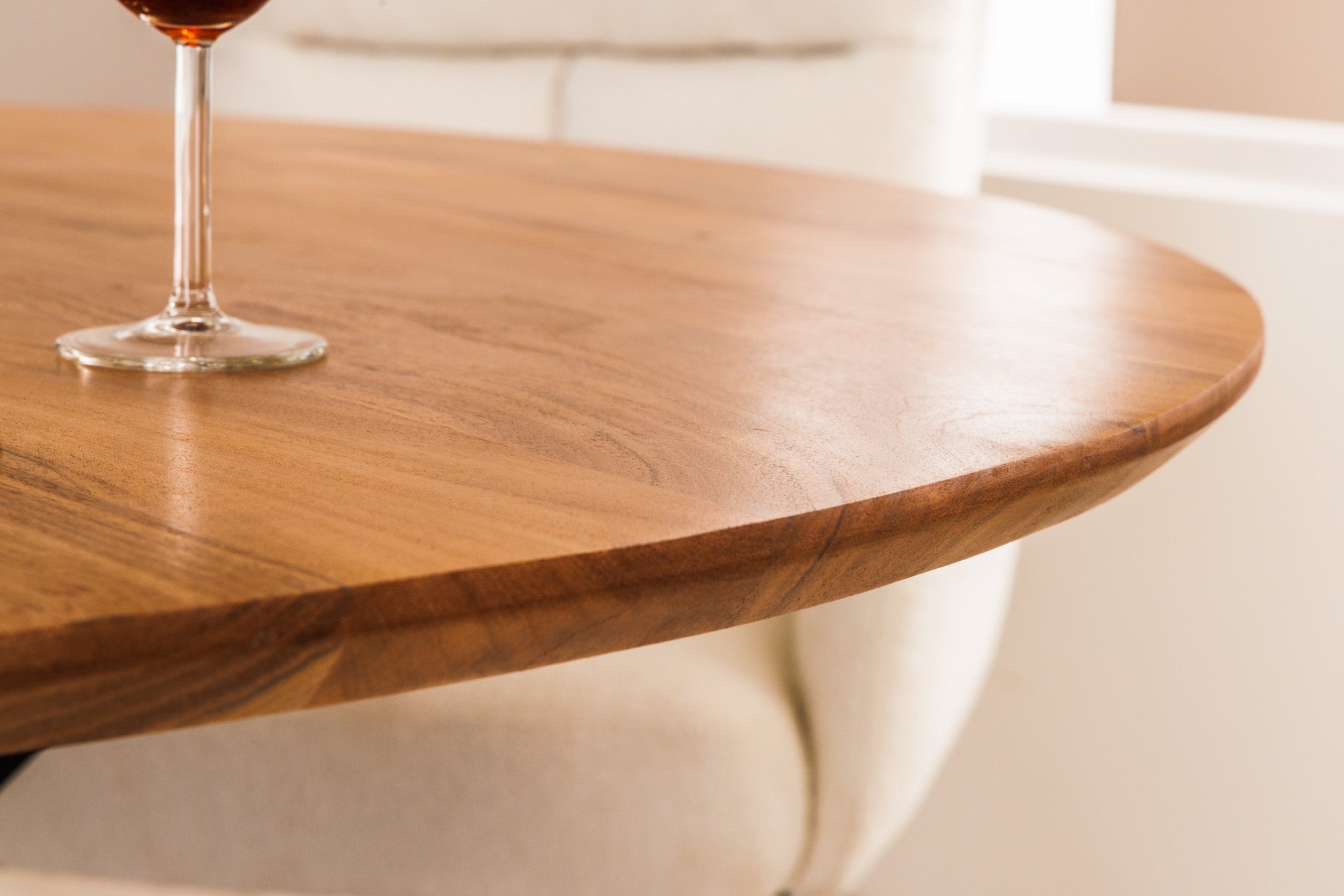 Table à manger ronde en bois massif GALAXIE 130cm acacia naturel structure métal noir