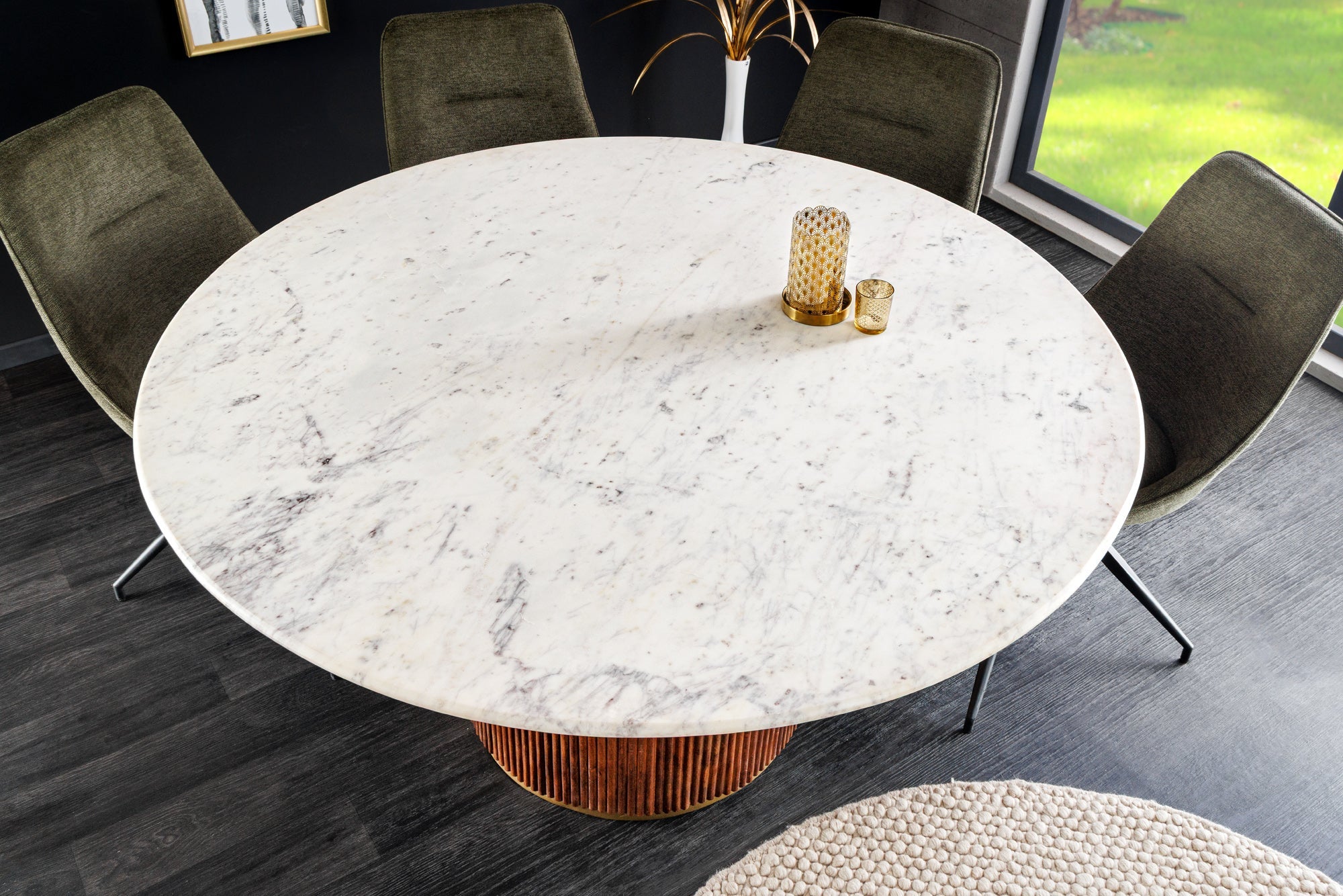 GATSBY Mesa de comedor redonda de 140 cm en madera de mango marrón dorado con tablero de mármol blanco y base de columna