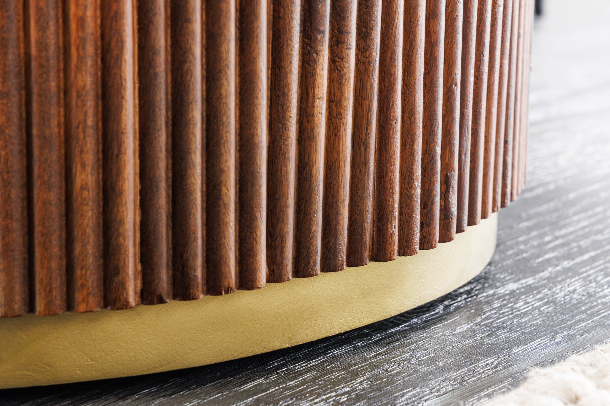 GATSBY Mesa de comedor redonda de 140 cm en madera de mango marrón dorado con tablero de mármol blanco y base de columna