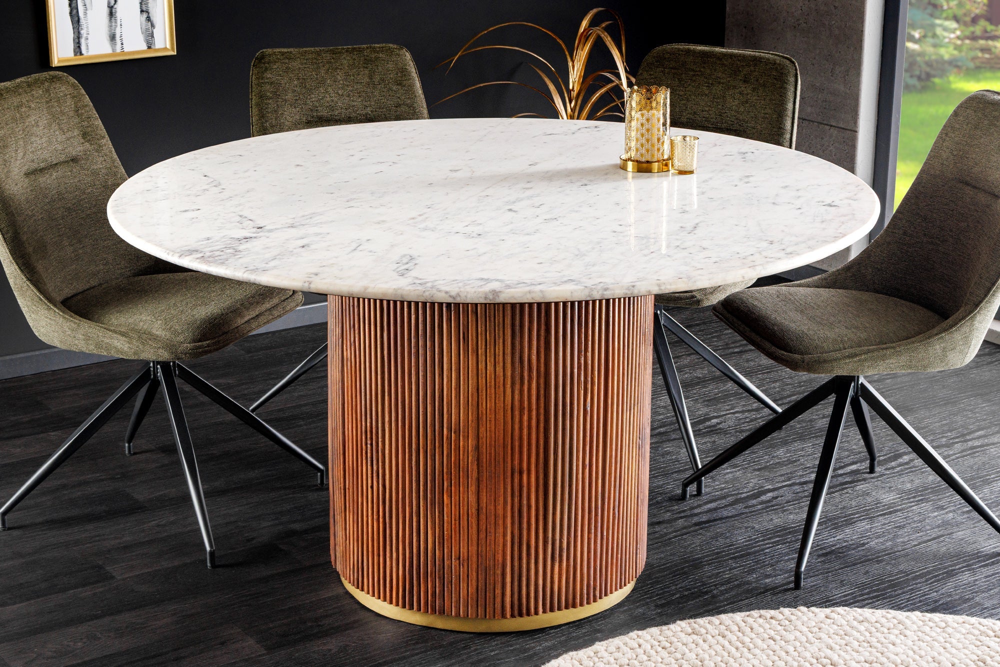 GATSBY Mesa de comedor redonda de 140 cm en madera de mango marrón dorado con tablero de mármol blanco y base de columna