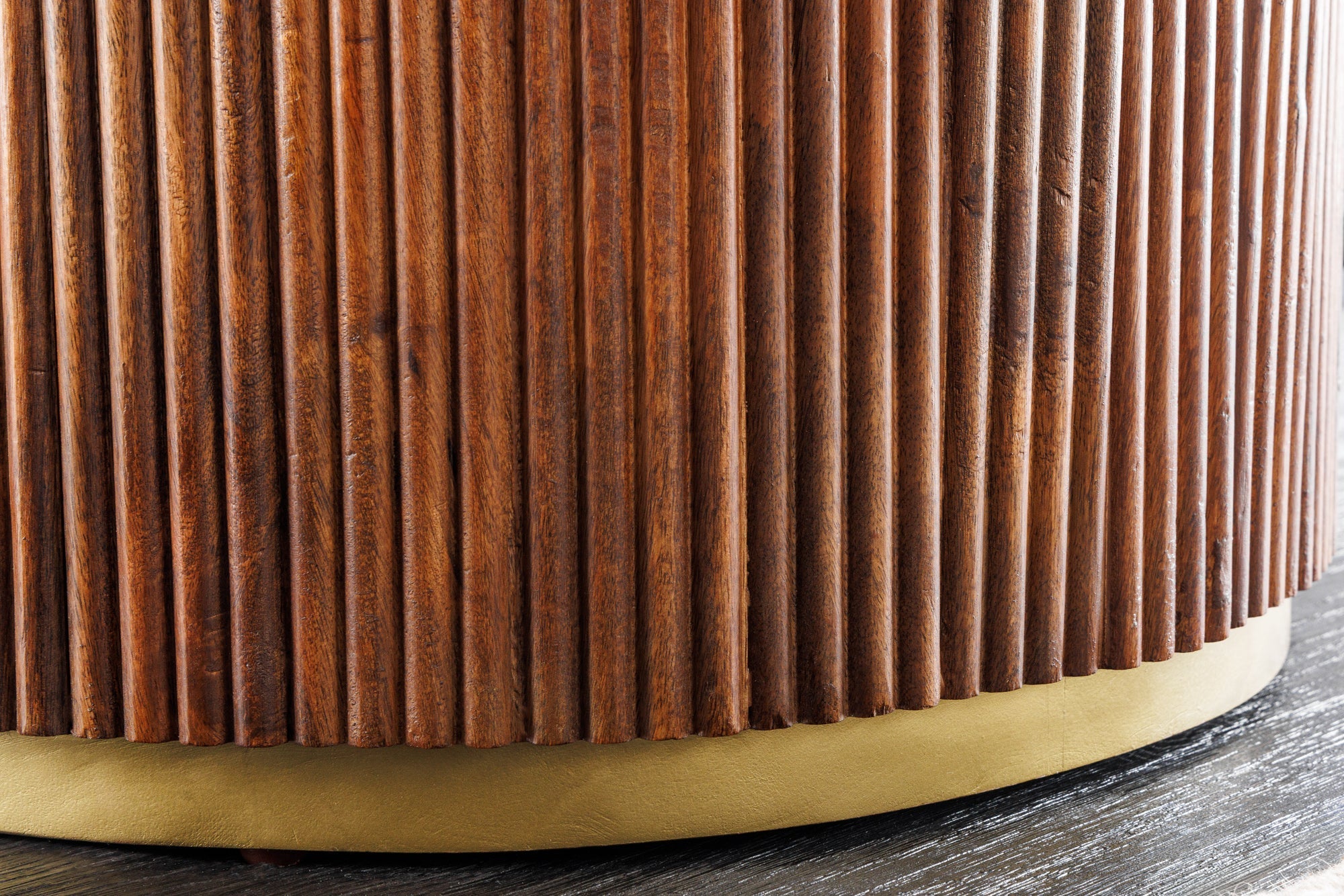 GATSBY Mesa de comedor redonda de 140 cm en madera de mango marrón dorado con tablero de mármol blanco y base de columna