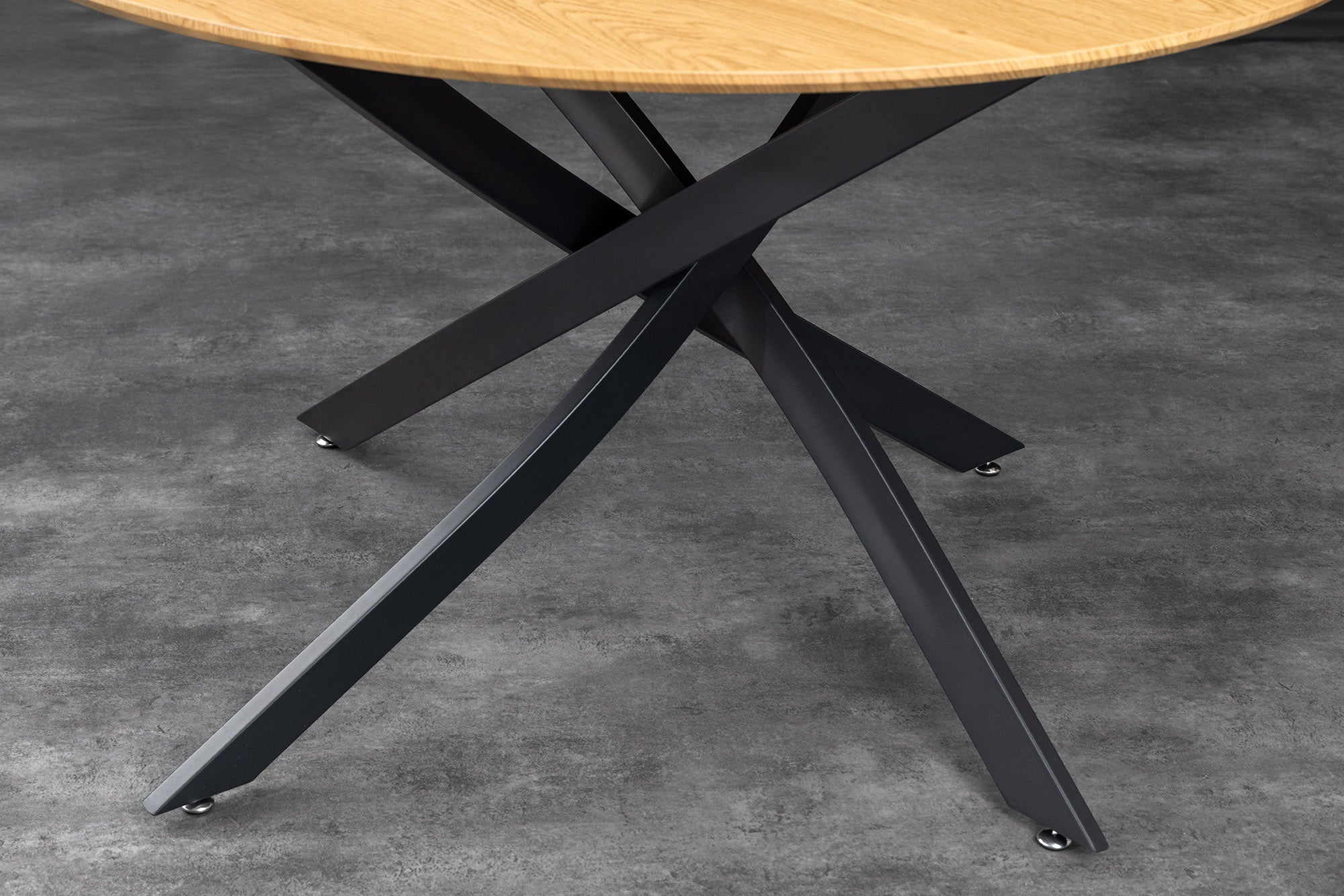 Table à manger ronde HELIX 120cm chêne sauvage naturel pieds métal noir structure étoile