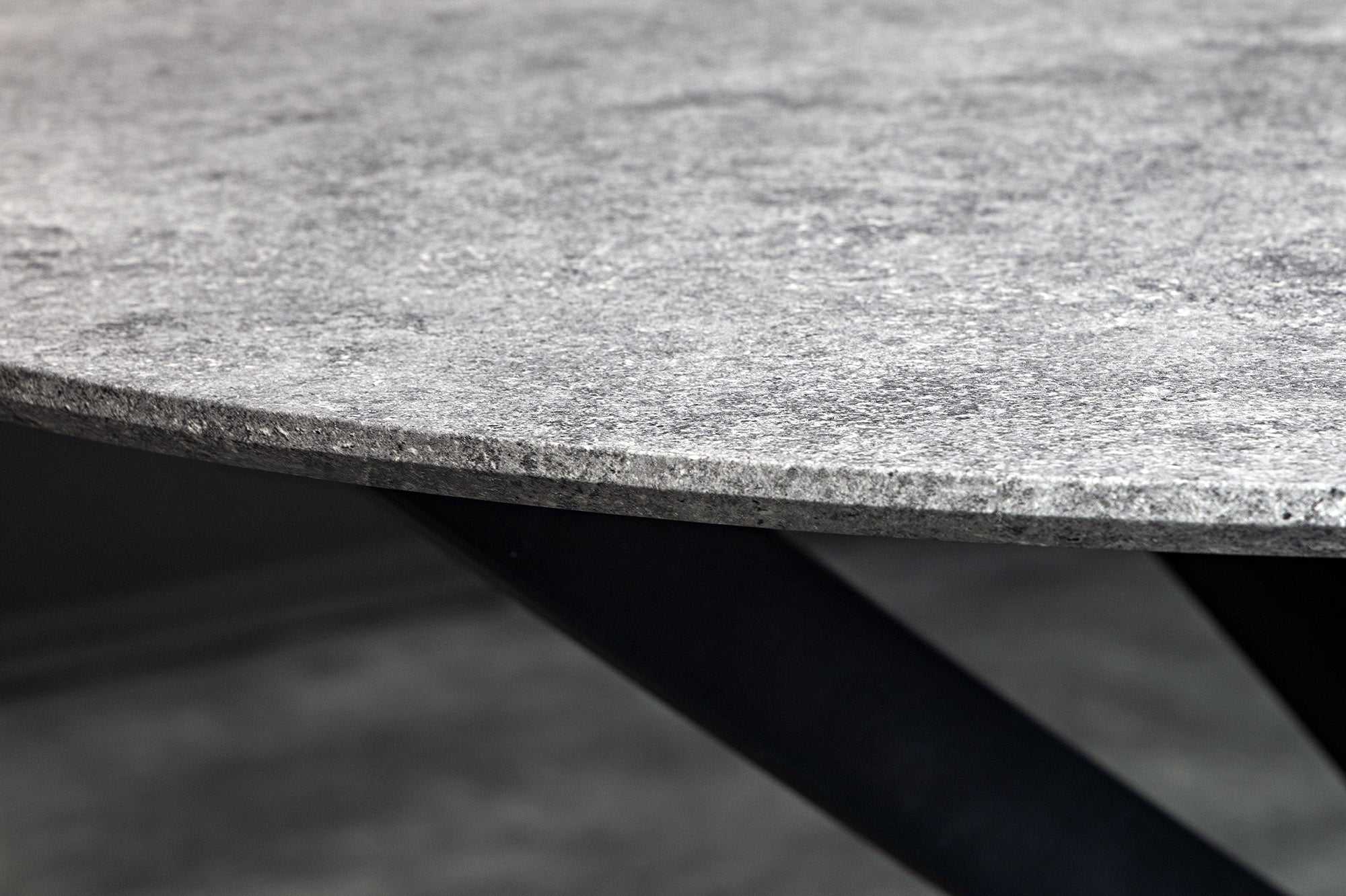 Table à manger ronde HELIX 120cm design béton gris pieds métal noir structure étoile