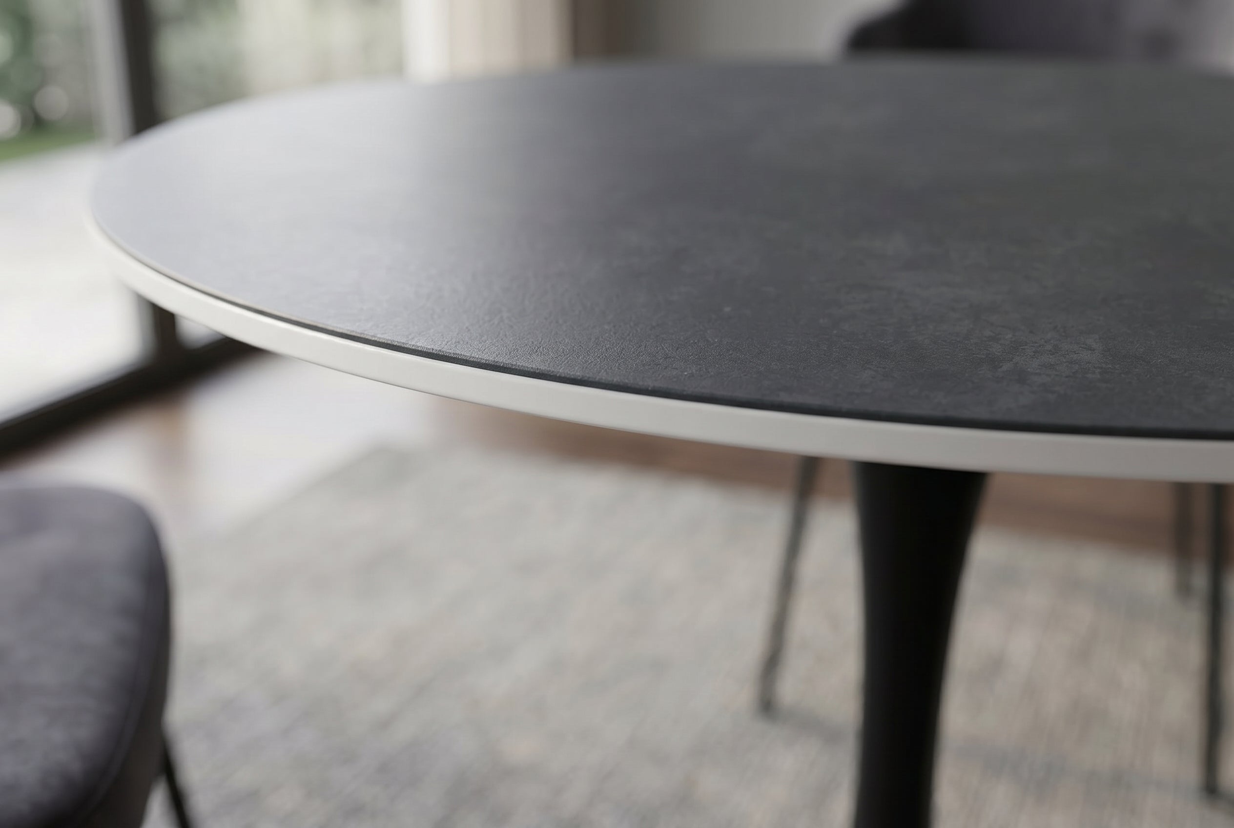 Table à manger ronde LYON 80cm table de bistro en céramique marbre anthracite piètement pilier noir