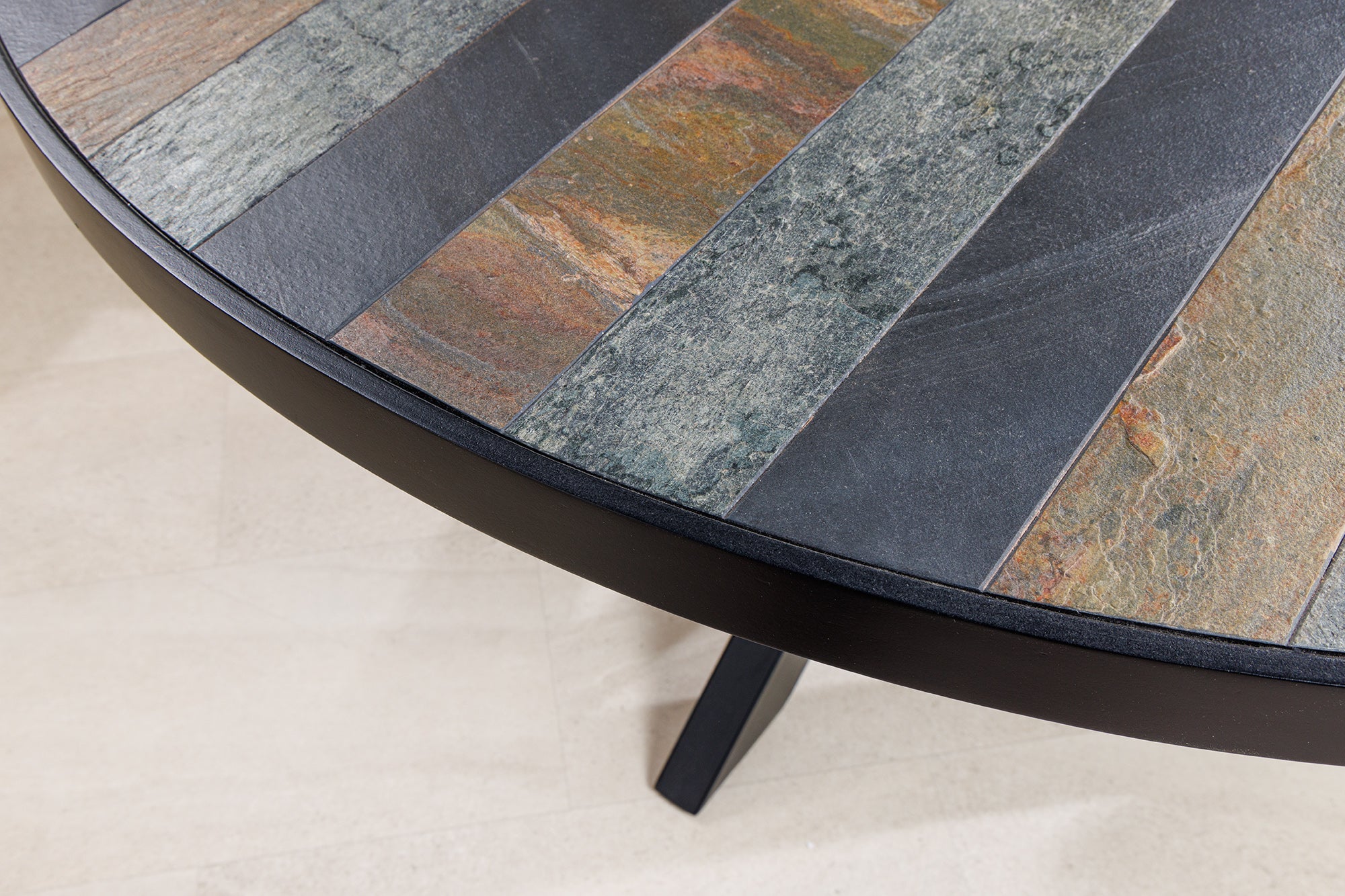 table-a-manger-ronde-mountain-soul-120-cm-noir-gris-pierre-naturelle-cadre-etoile-en-fer_45672 (inv)