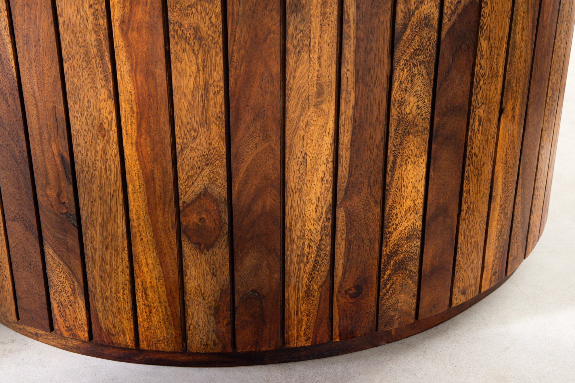 Table à manger ronde TRES CHIC 140cm bois de sheesham marron finition pierre massif avec piètement colonne