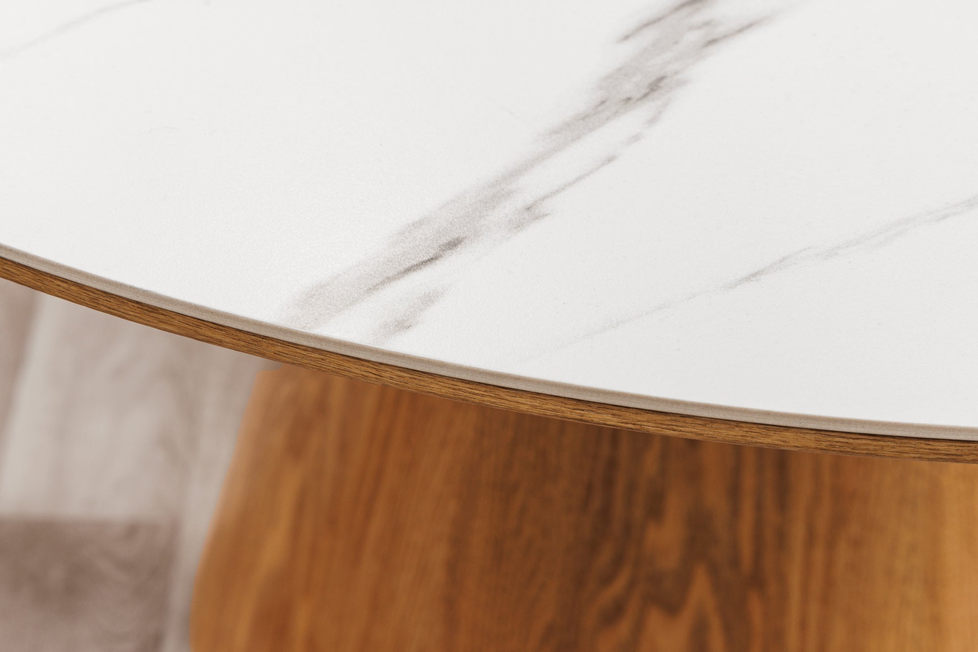 Mesa de comedor redonda UNIQUE de 120 cm en roble blanco natural con base de columna de mármol cerámico