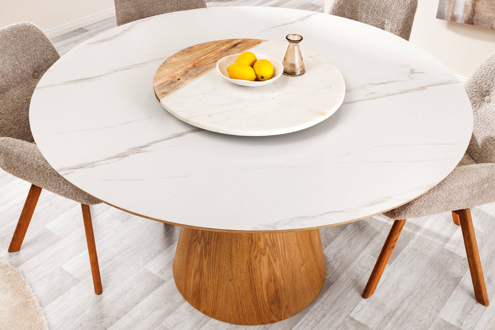 Mesa de comedor redonda UNIQUE de 120 cm en roble blanco natural con base de columna de mármol cerámico