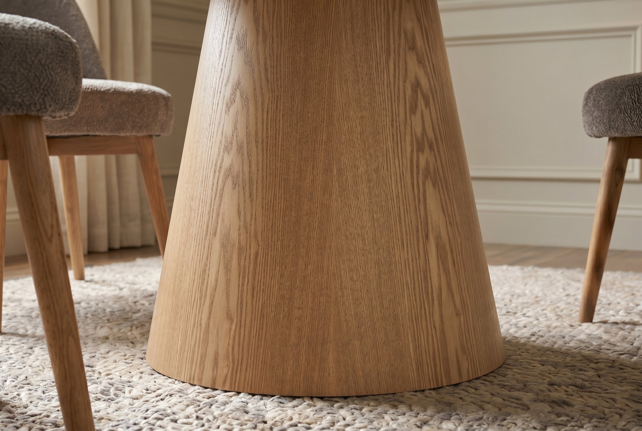 Table à manger ronde UNIQUE 120cm chêne marron clair naturel piètement colonne en céramique travertin