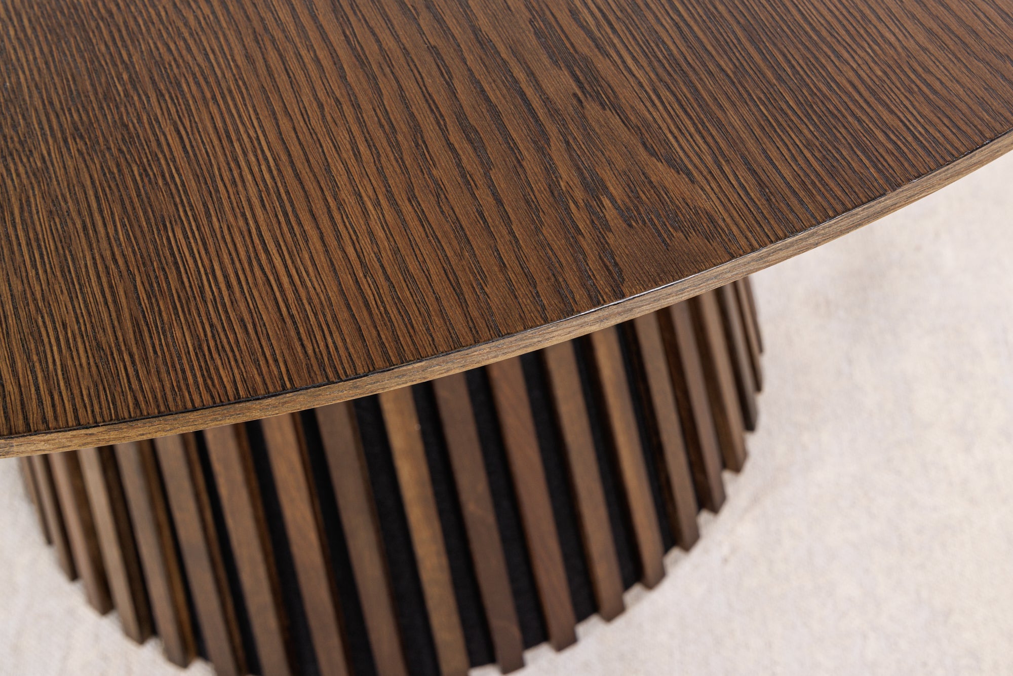 VALHALLA WOOD Mesa de comedor redonda de 140 cm con base de columna en roble ahumado