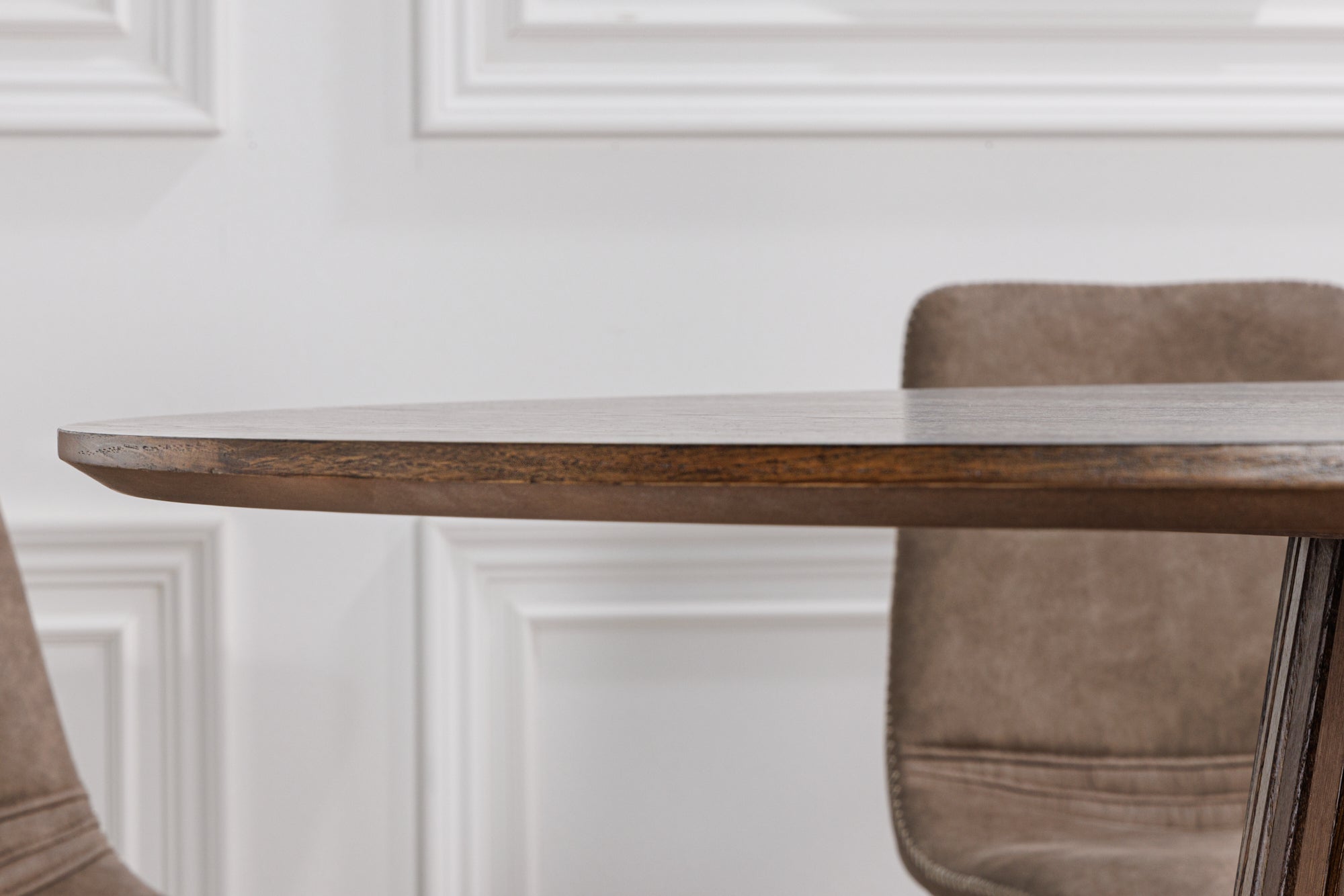 VALHALLA WOOD Mesa de comedor redonda de 140 cm con base de columna en roble ahumado