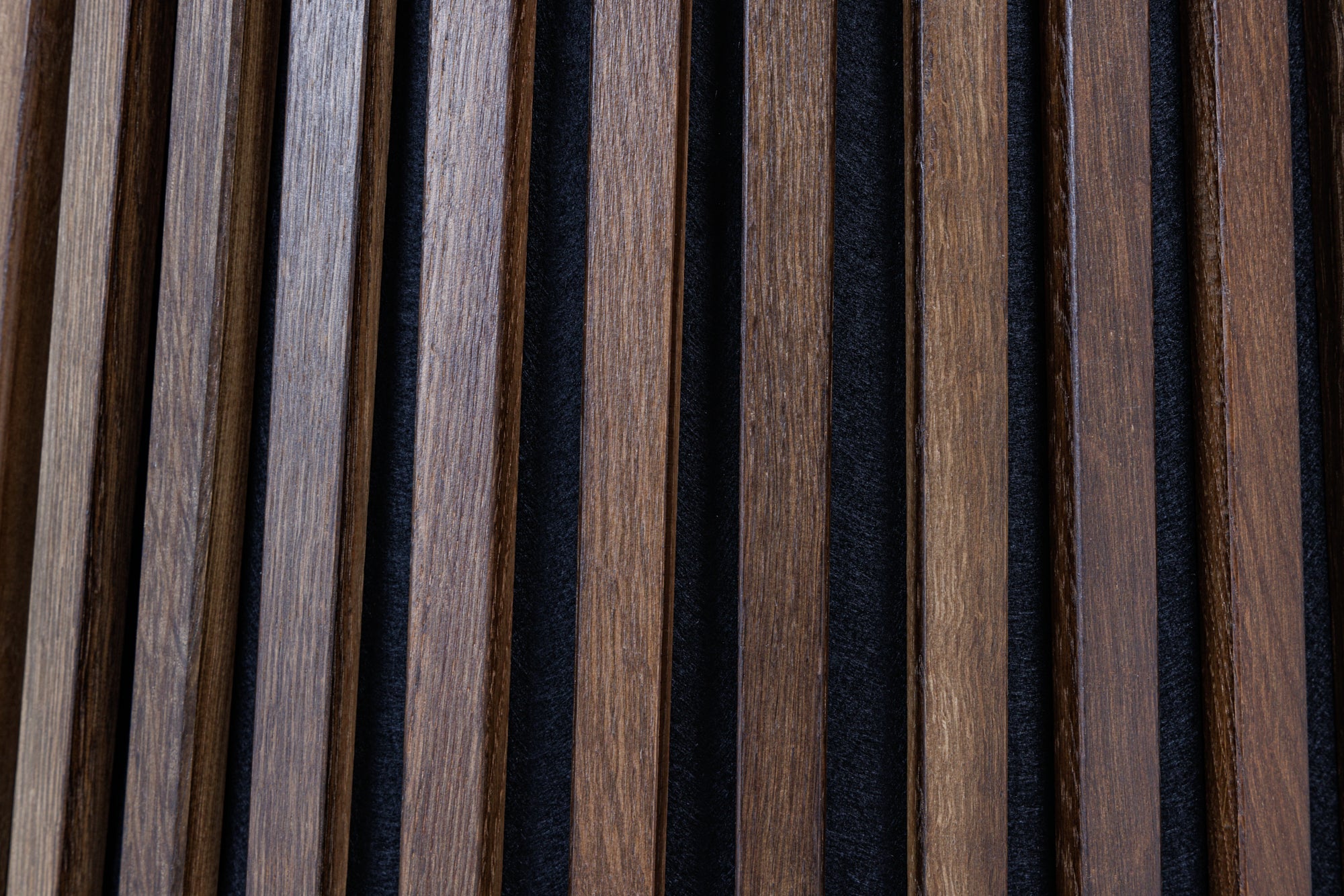 VALHALLA WOOD Mesa de comedor redonda de 140 cm con base de columna en roble ahumado