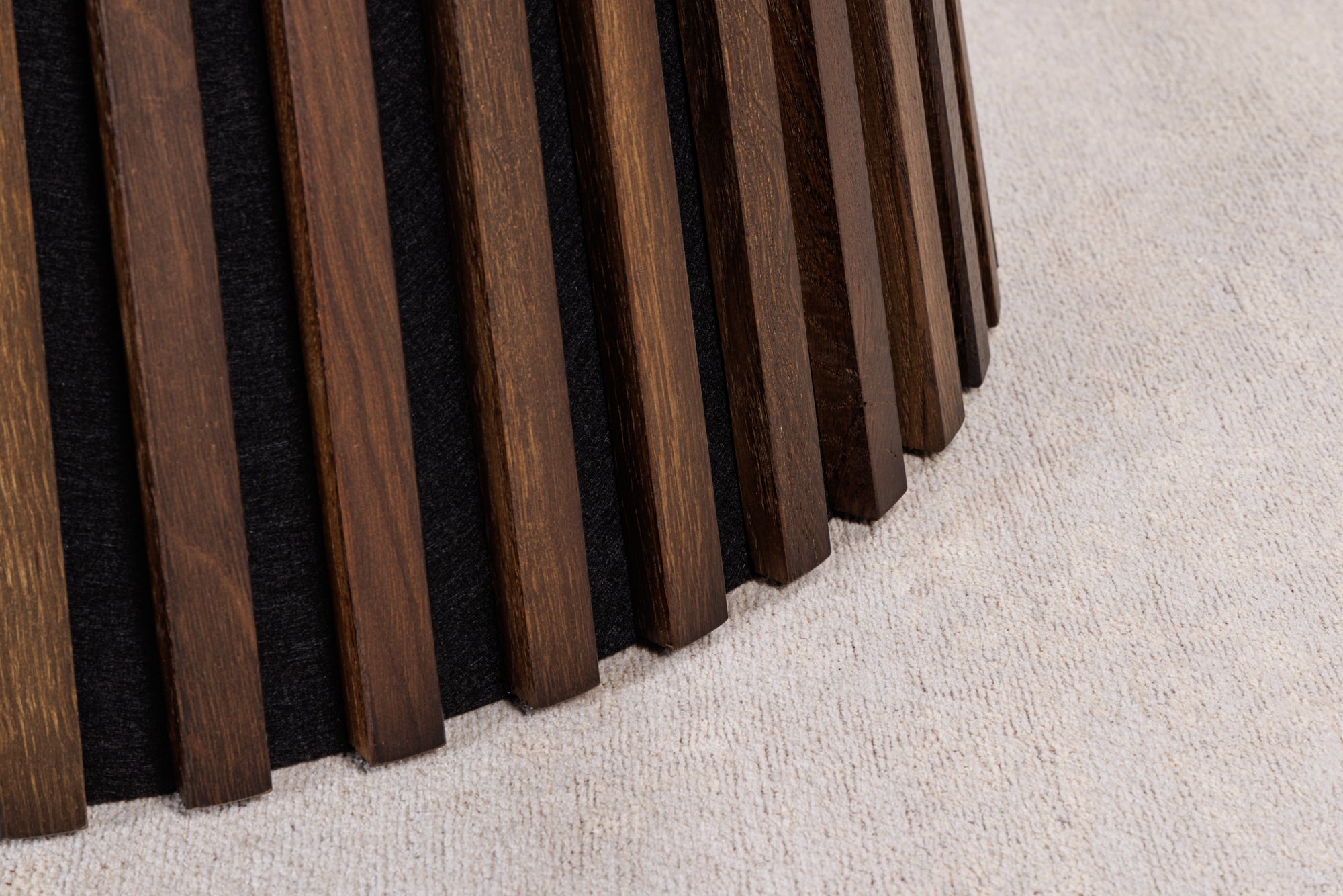 VALHALLA WOOD Mesa de comedor redonda de 140 cm con base de columna en roble ahumado