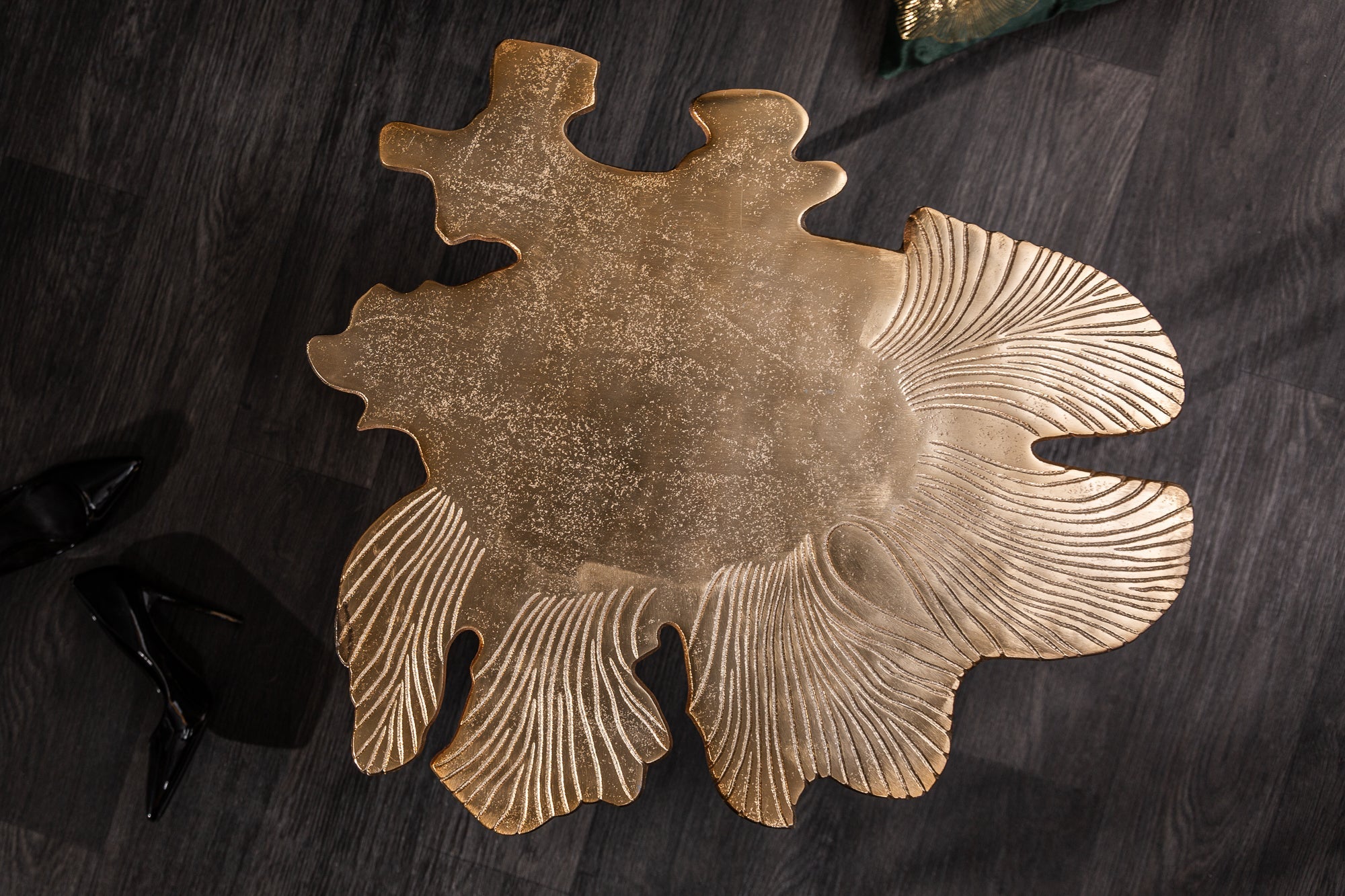 Mesa de centro artesanal ABSTRACT LEAF 60cm motivo hoja en filigrana dorada