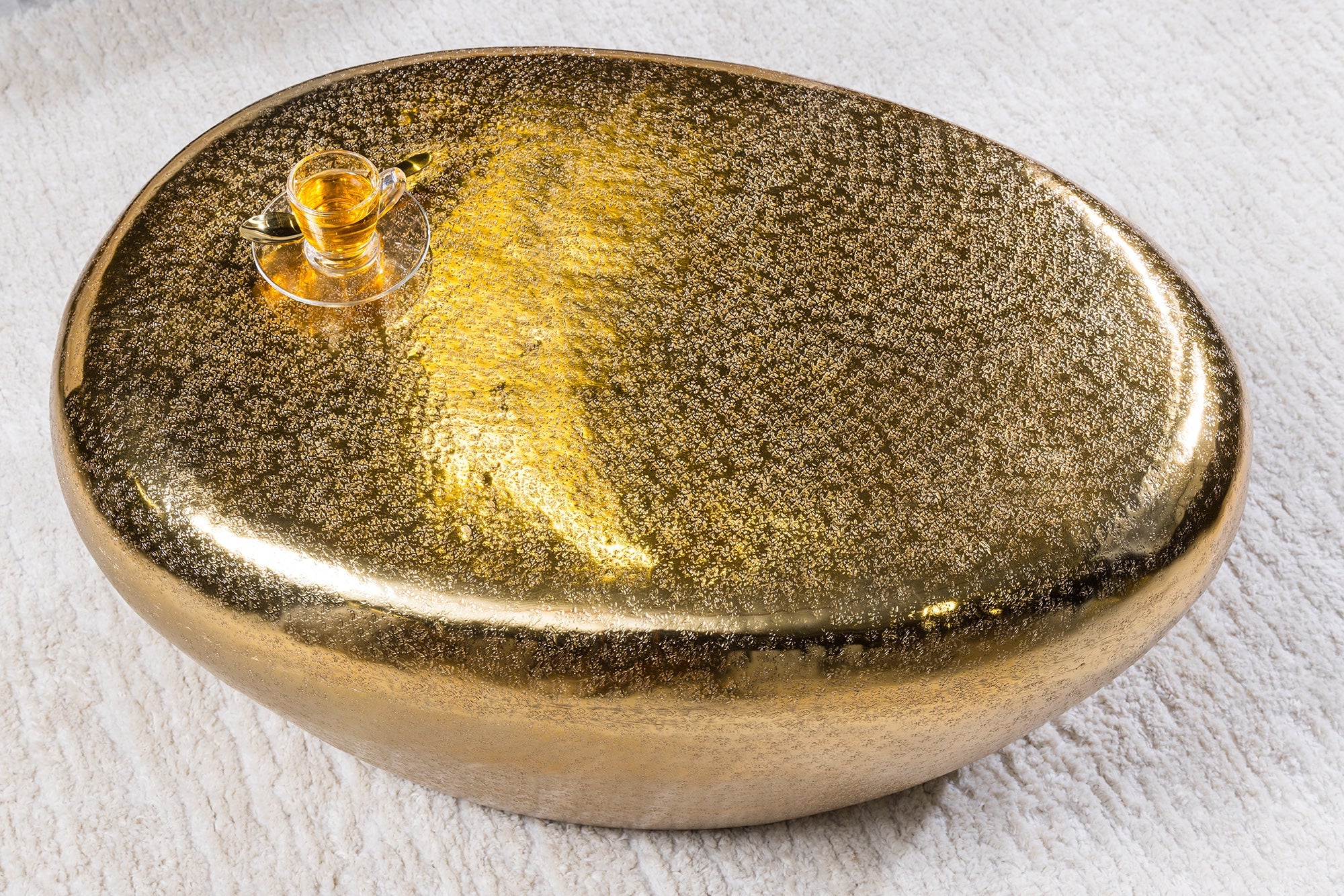 Table basse artisanale STONE 75cm en métal doré martelé design