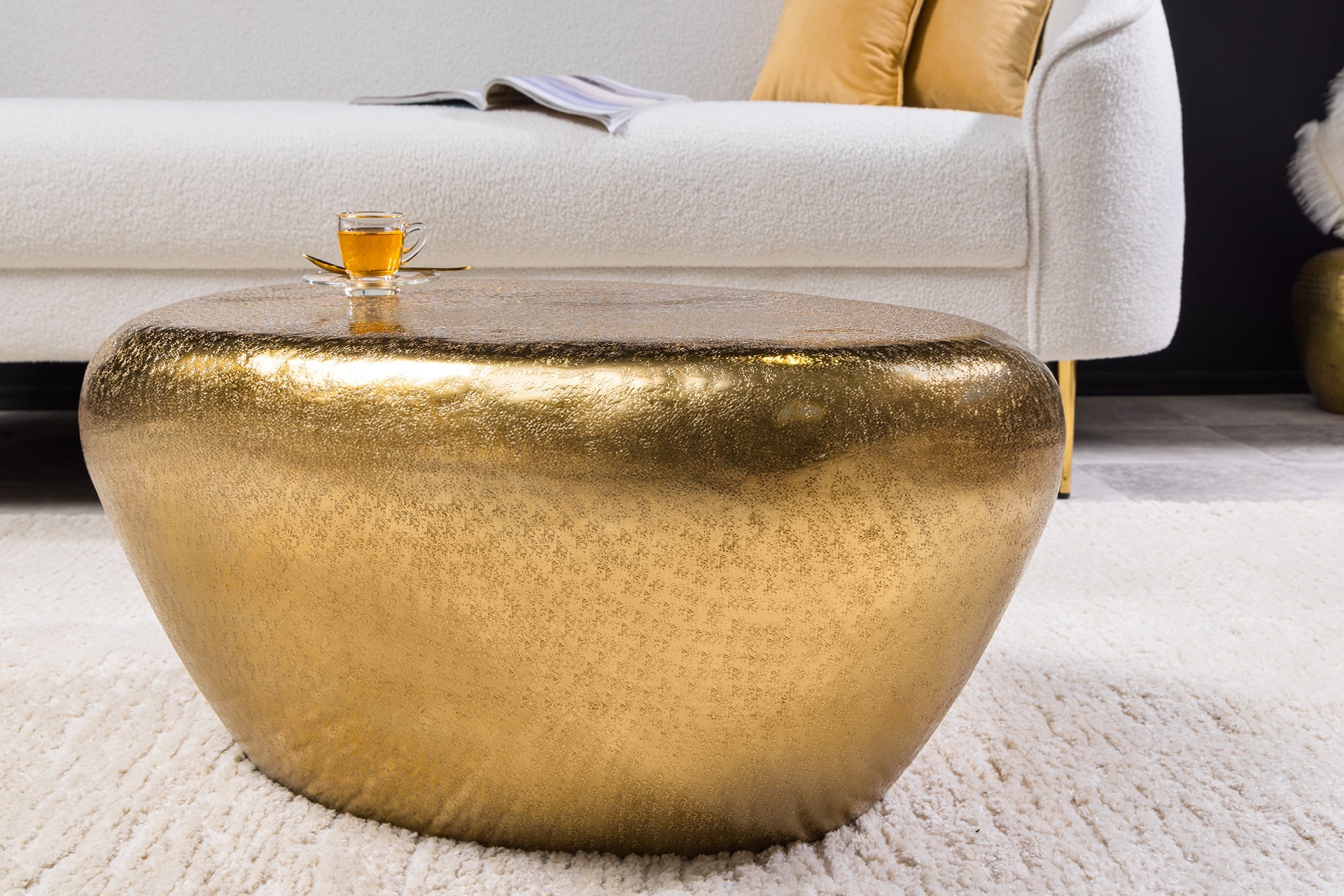 Table basse artisanale STONE 75cm en métal doré martelé design