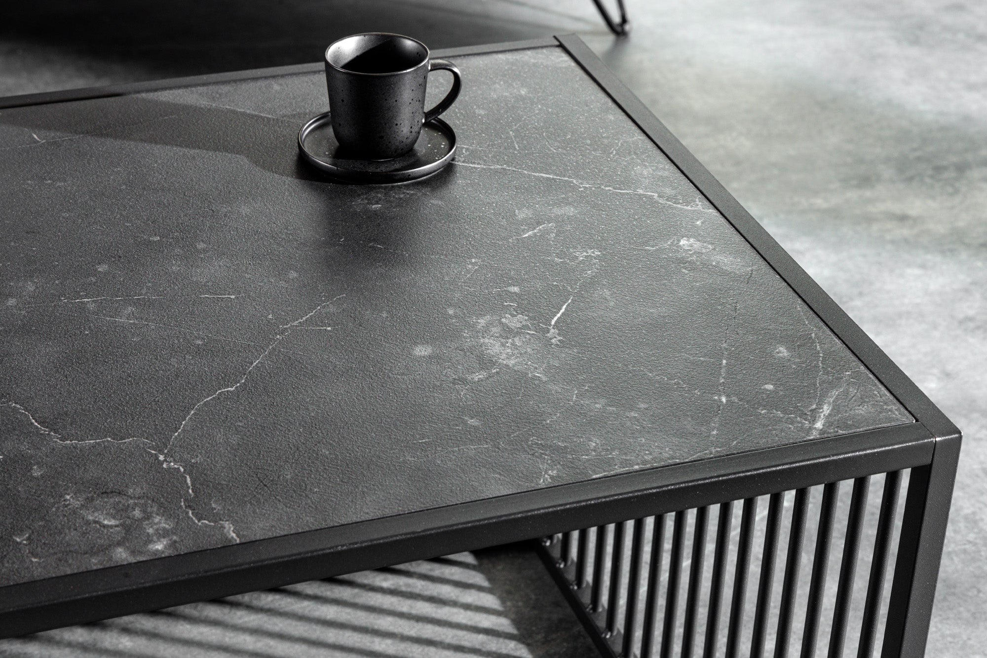 Table basse design ARCHITECTURE 100cm graphite verre fumé métal