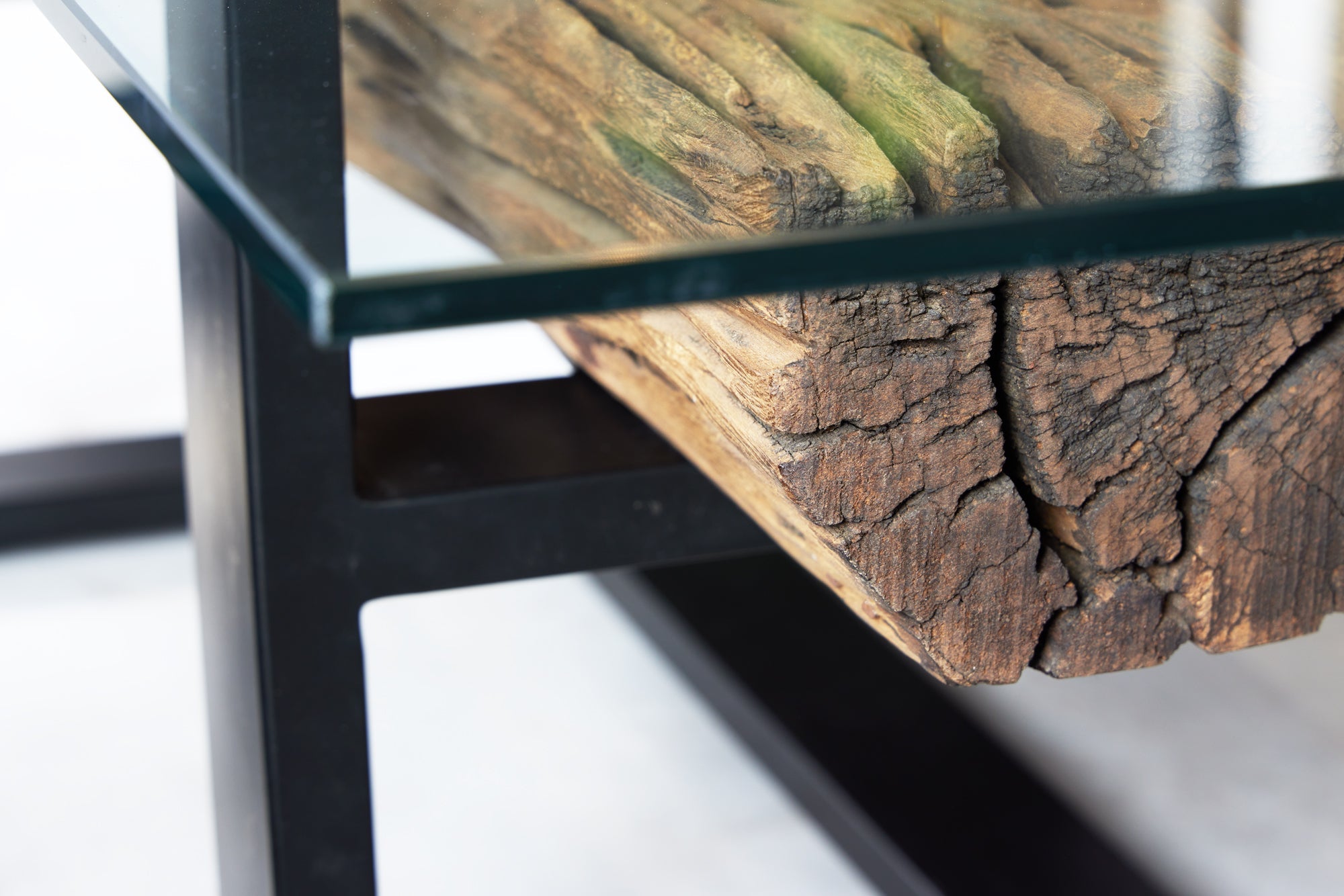 Mesa de centro de diseño BARRACUDA 130cm madera de teca recuperada tapa de cristal acero inoxidable negro industrial