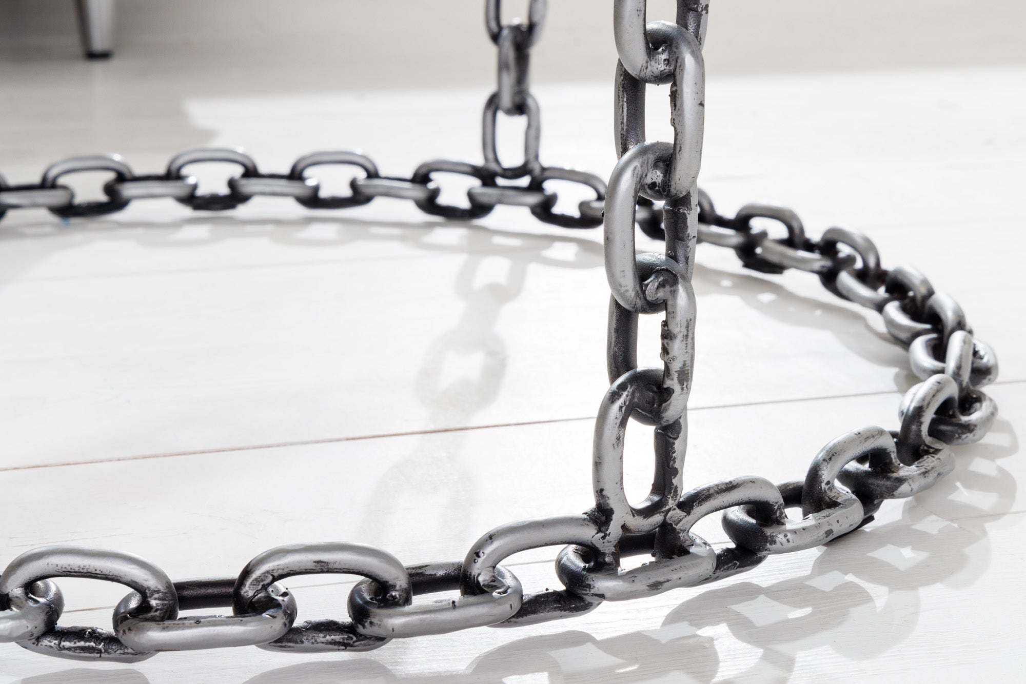 CHAINS mesa de centro de diseño 65cm en metal plateado hecho a mano, tapa redonda de cristal, marco de cadena