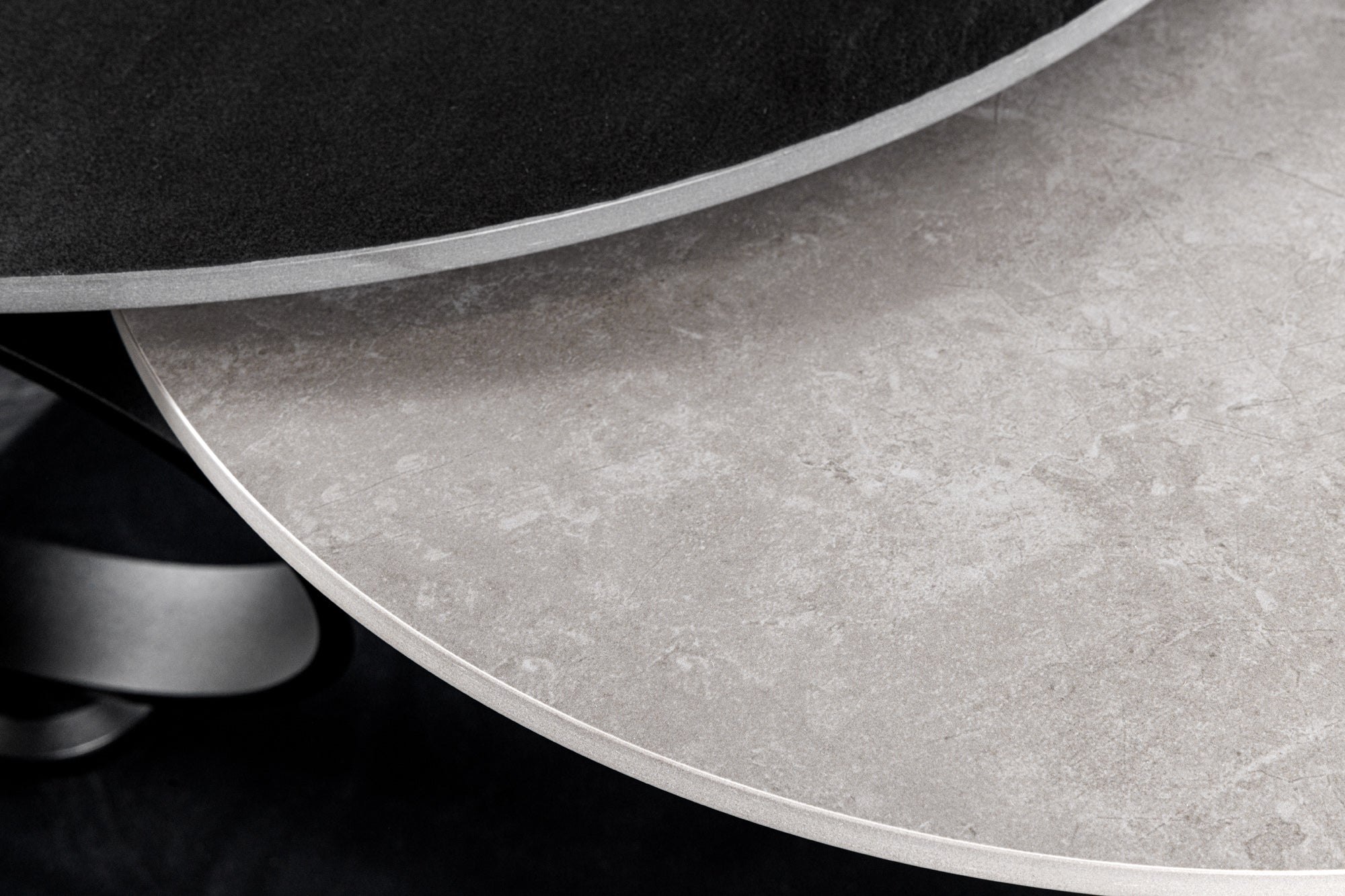 Mesa de centro de diseño DANCING RINGS negro gris redonda giratoria cerámica metal