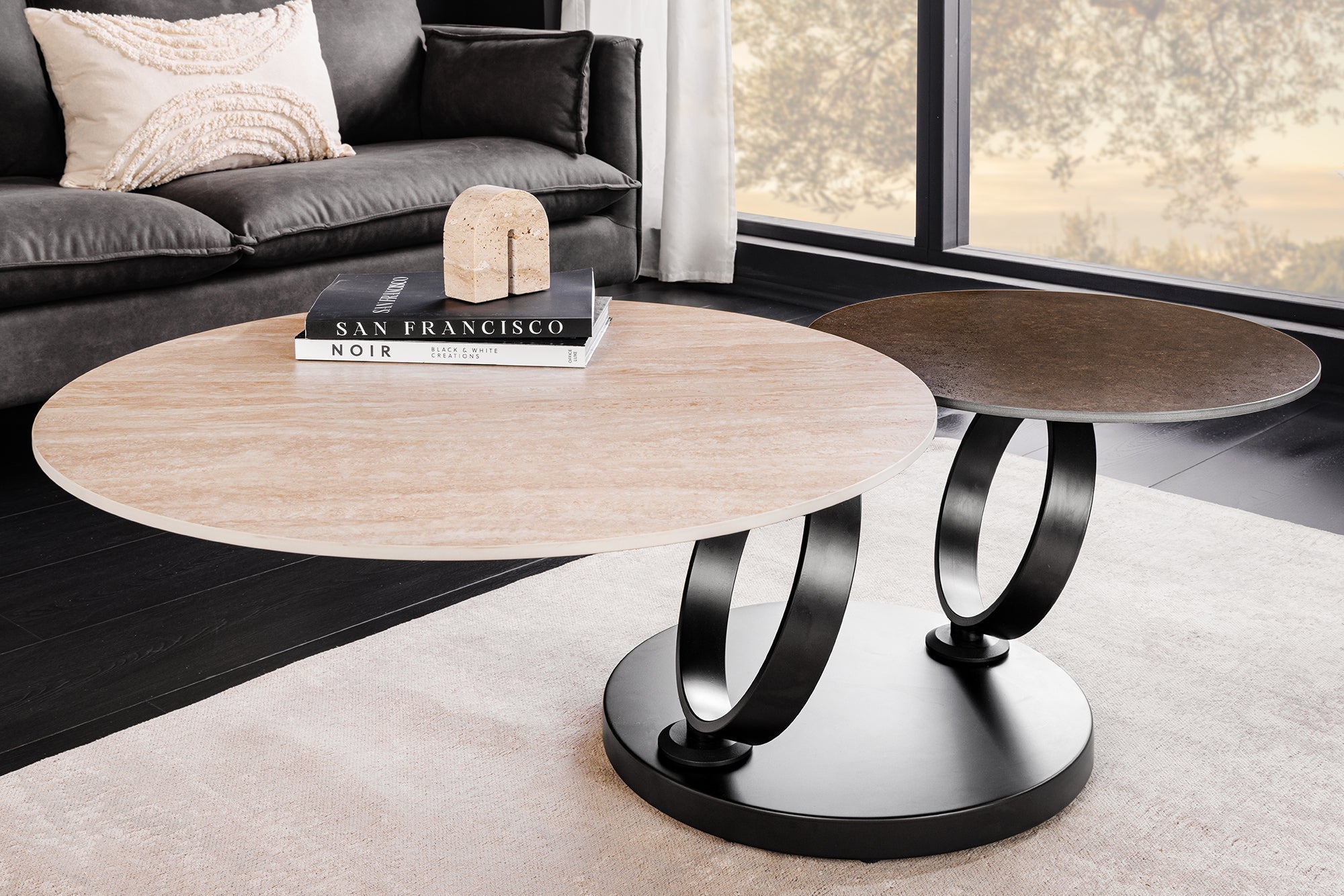 Table basse design DANCING RINGS rouille ronde tournante en céramique travertin structure noire