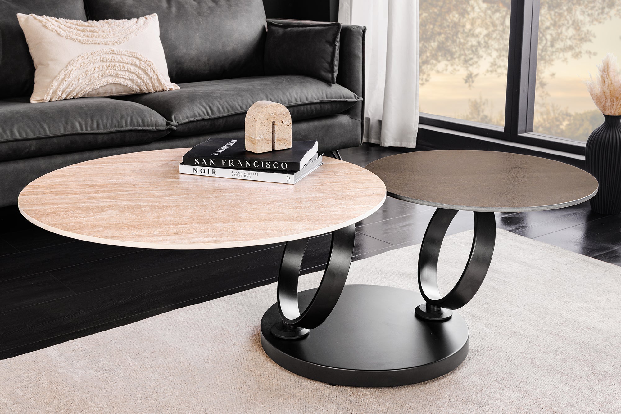 Table basse design DANCING RINGS rouille ronde tournante en céramique travertin structure noire