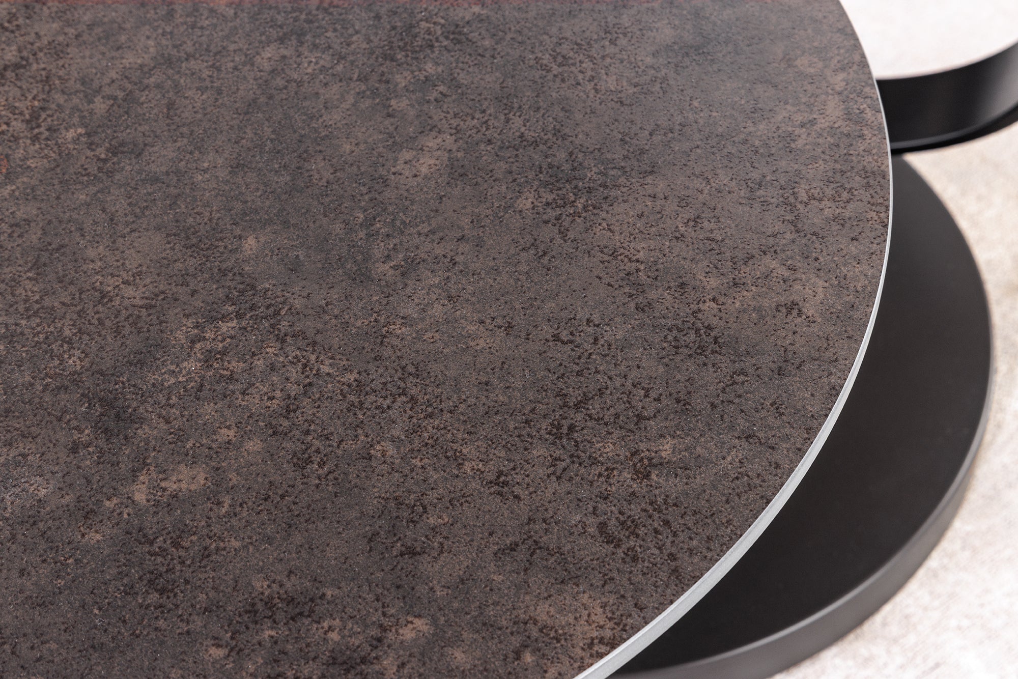 Table basse design DANCING RINGS rouille ronde tournante en céramique travertin structure noire