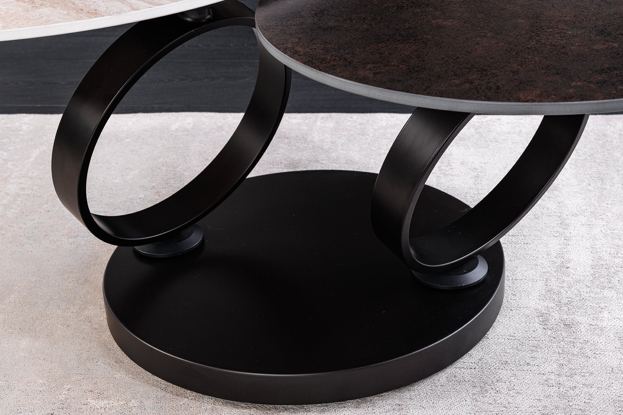 Table basse design DANCING RINGS rouille ronde tournante en céramique travertin structure noire