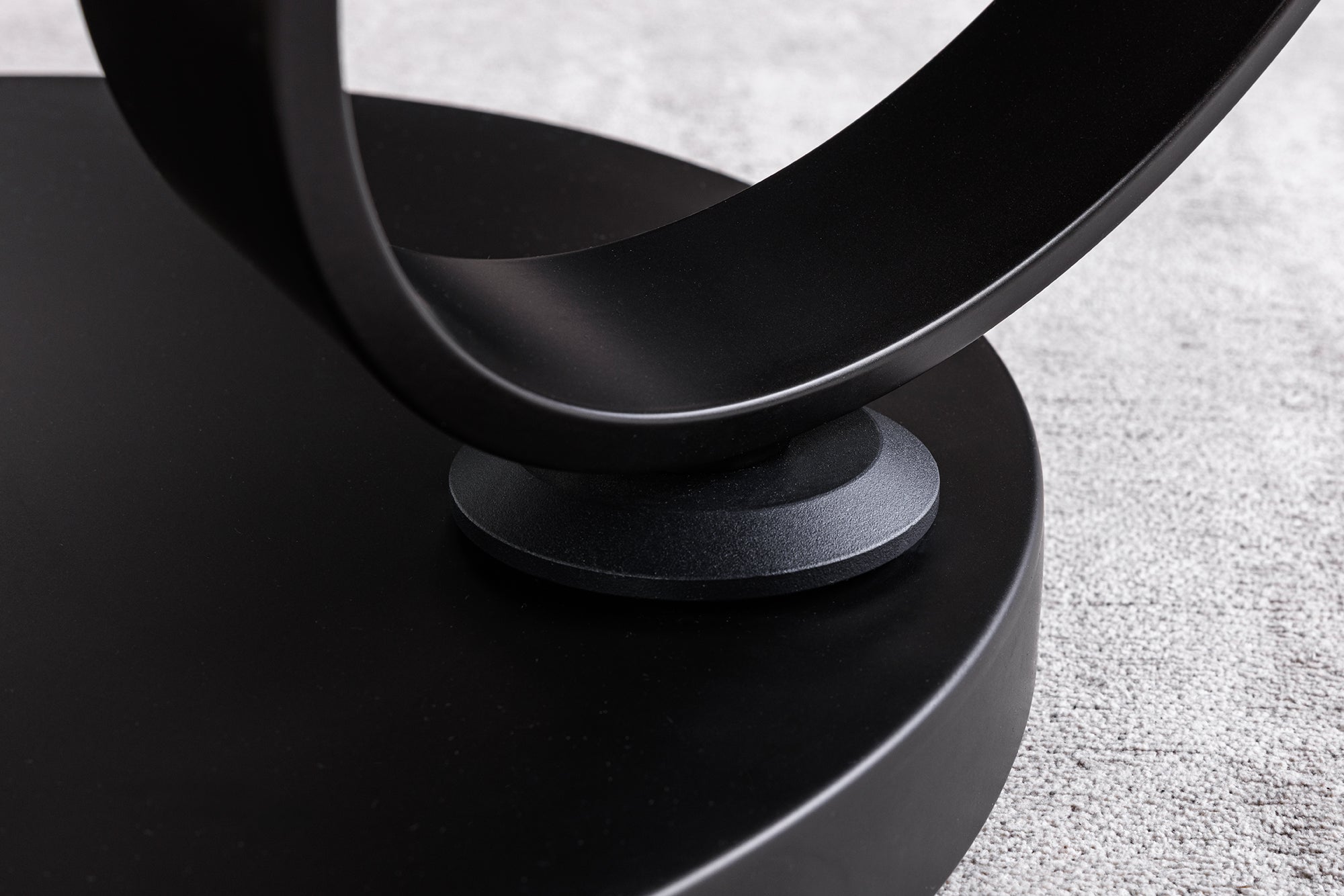 Table basse design DANCING RINGS rouille ronde tournante en céramique travertin structure noire