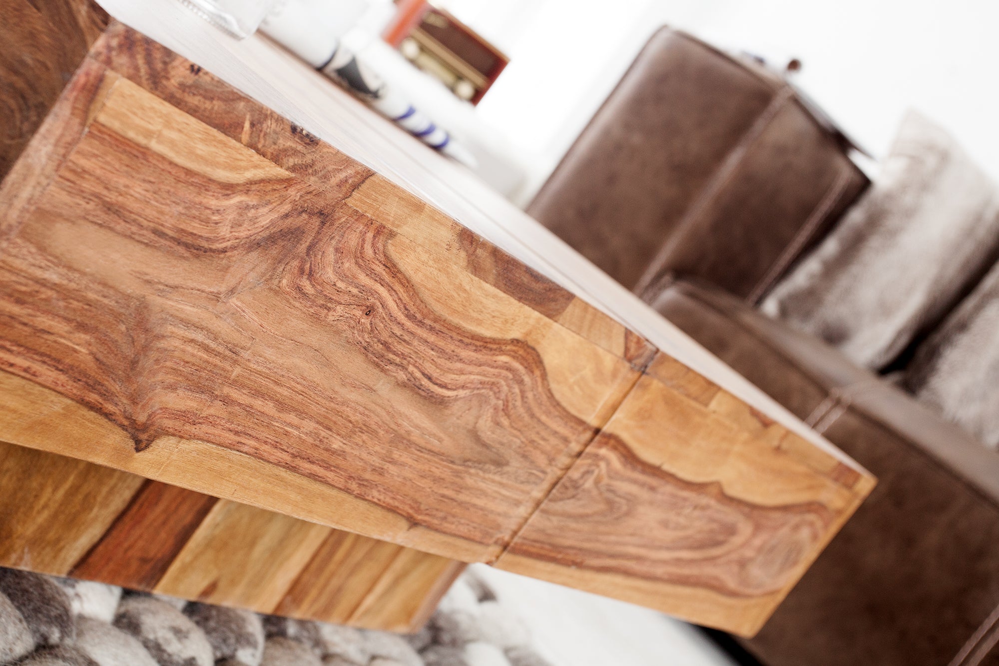 BOLT Mesa de centro de diseño de madera maciza marrón de 70 cm con acabado de piedra Sheesham hecha a mano
