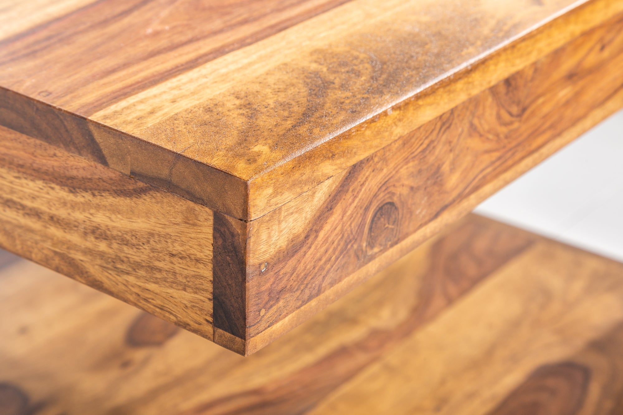 Mesa de centro de diseño GIANT de 60cm en madera maciza de Sheesham marrón con acabado en piedra y estante