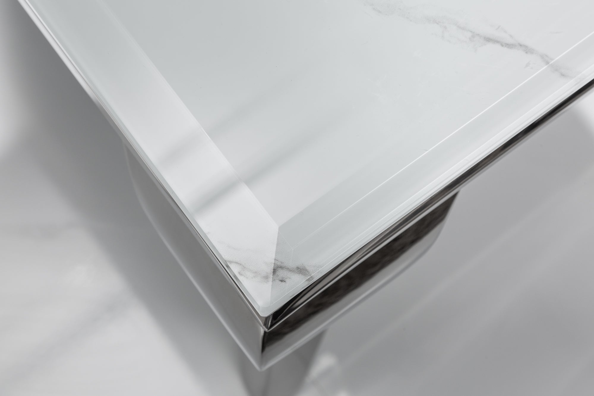 Elegante mesa de centro moderna de estilo barroco, 100 cm, tapa de cristal efecto mármol, patas de acero inoxidable