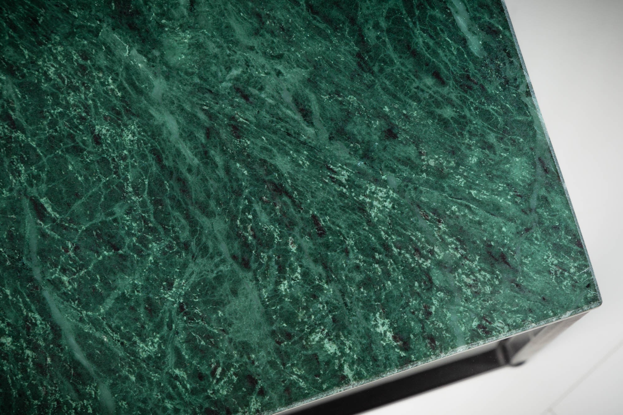 Elegante mesa de centro ELEMENTS 50cm verde con tapa de mármol pulido