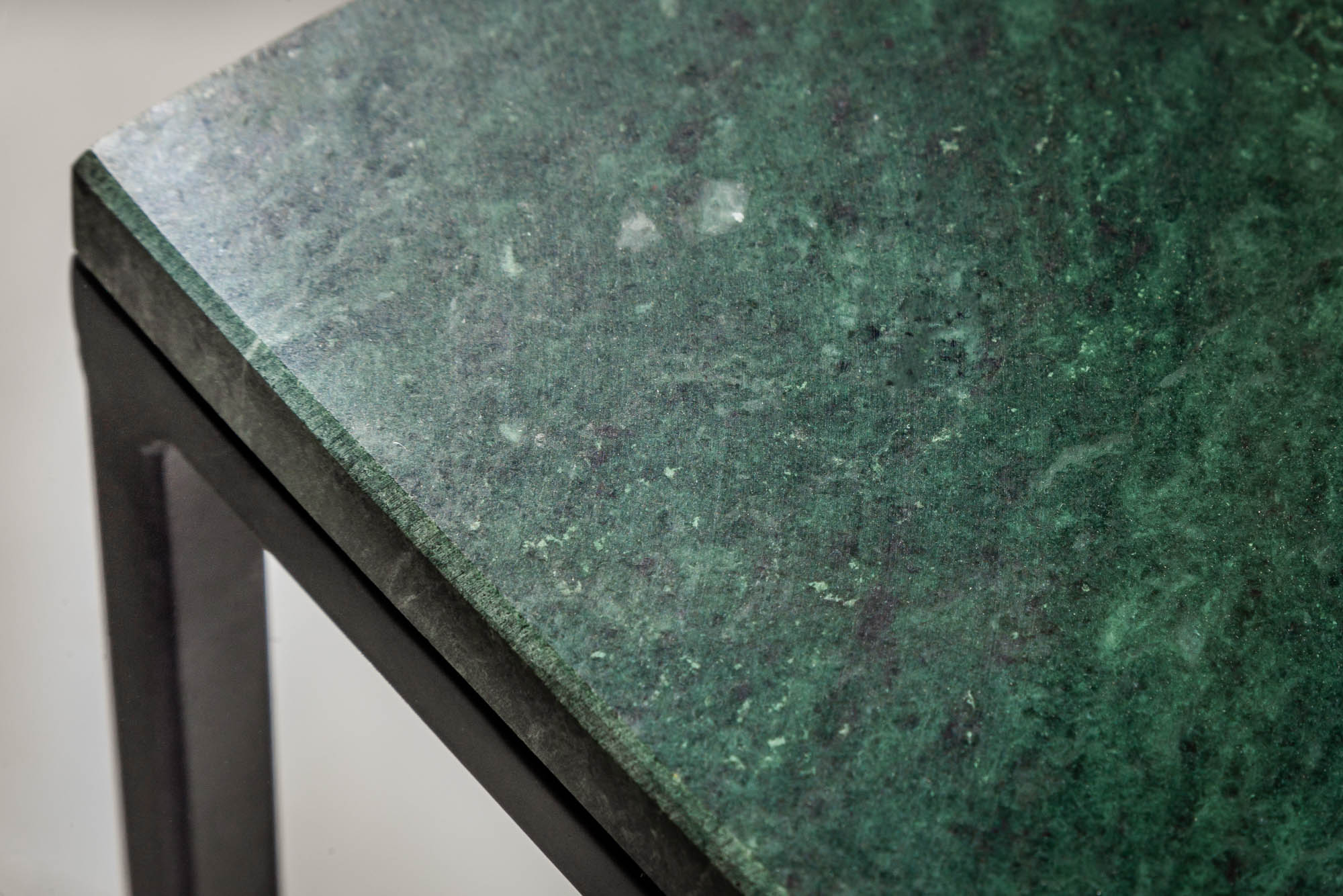 Elegante mesa de centro ELEMENTS 50cm verde con tapa de mármol pulido