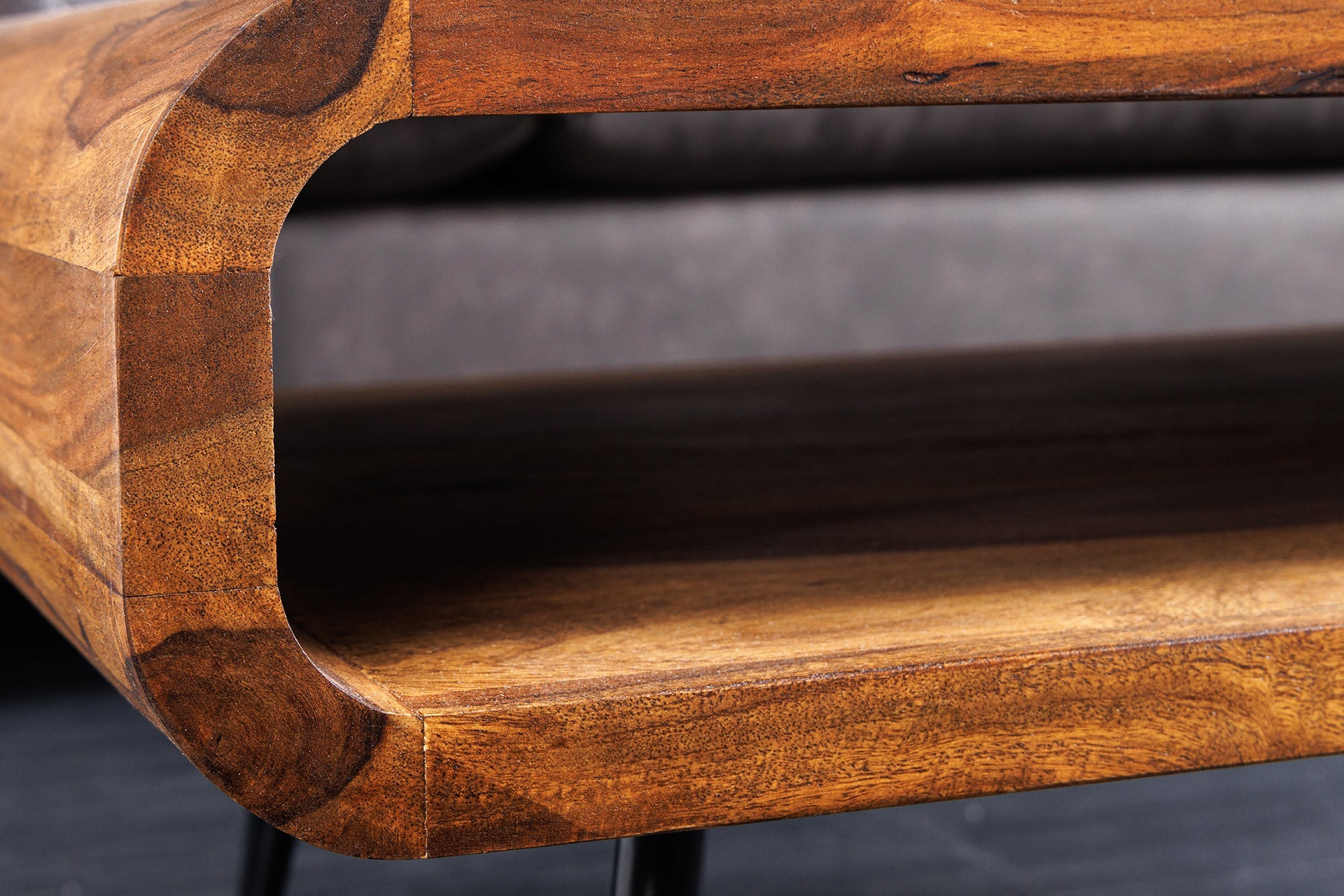Mesa de centro ALPHA de 90 cm de madera maciza marrón con acabado de piedra Sheesham y patas de metal con espacio de almacenamiento