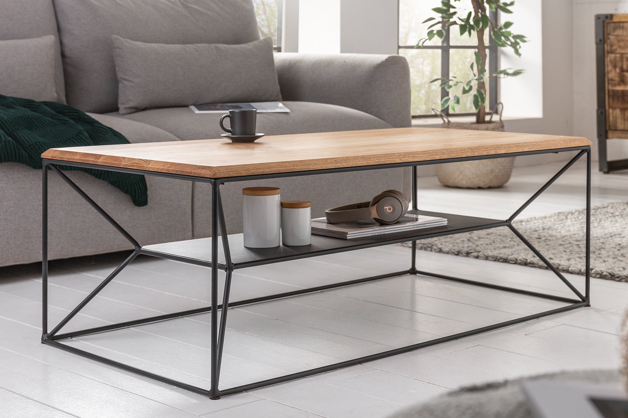 ARQUITECTURA Mesa de centro de 110cm de madera maciza de roble aceitado con estructura de metal negro y estante