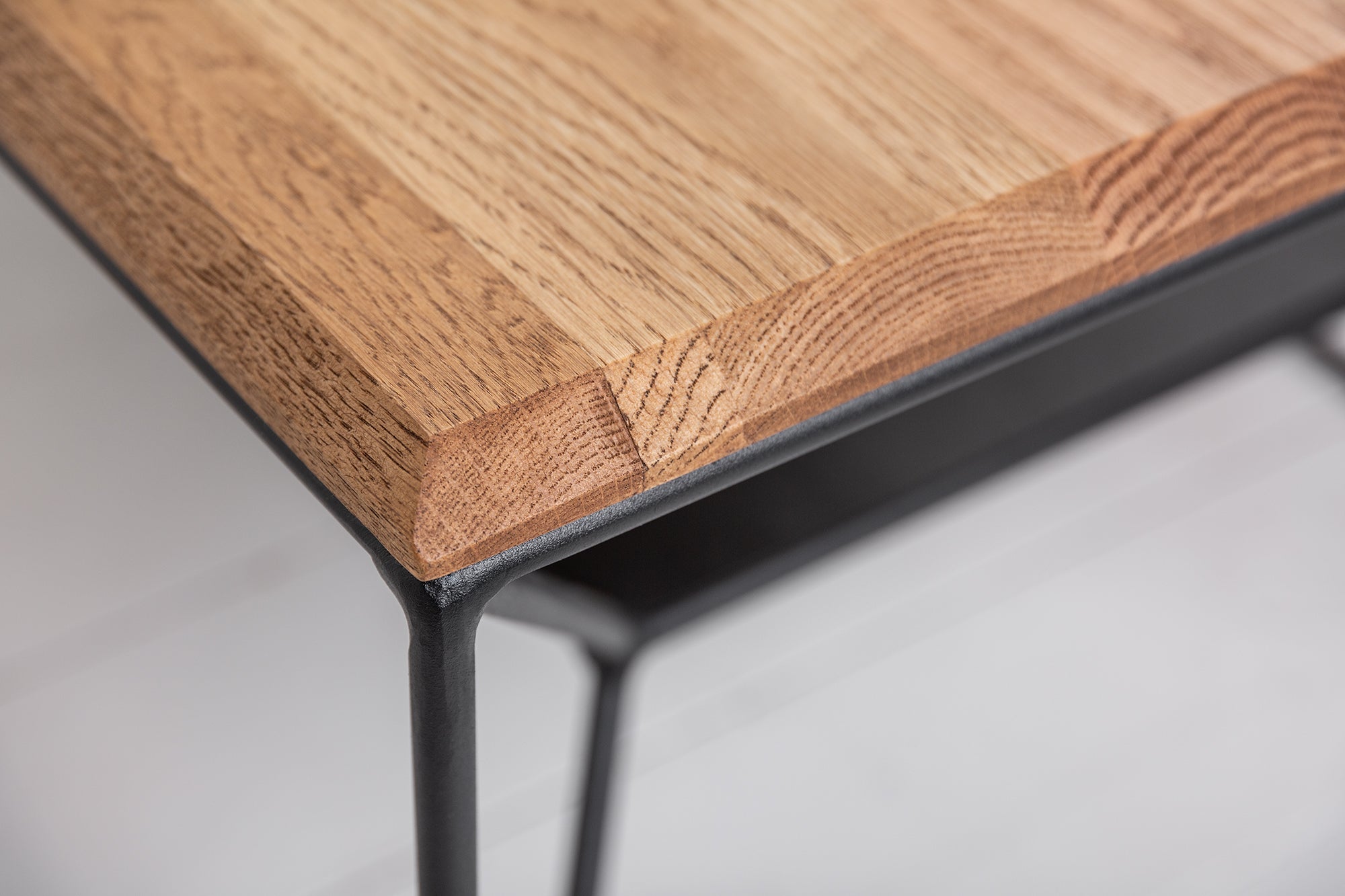 ARQUITECTURA Mesa de centro de 110cm de madera maciza de roble aceitado con estructura de metal negro y estante