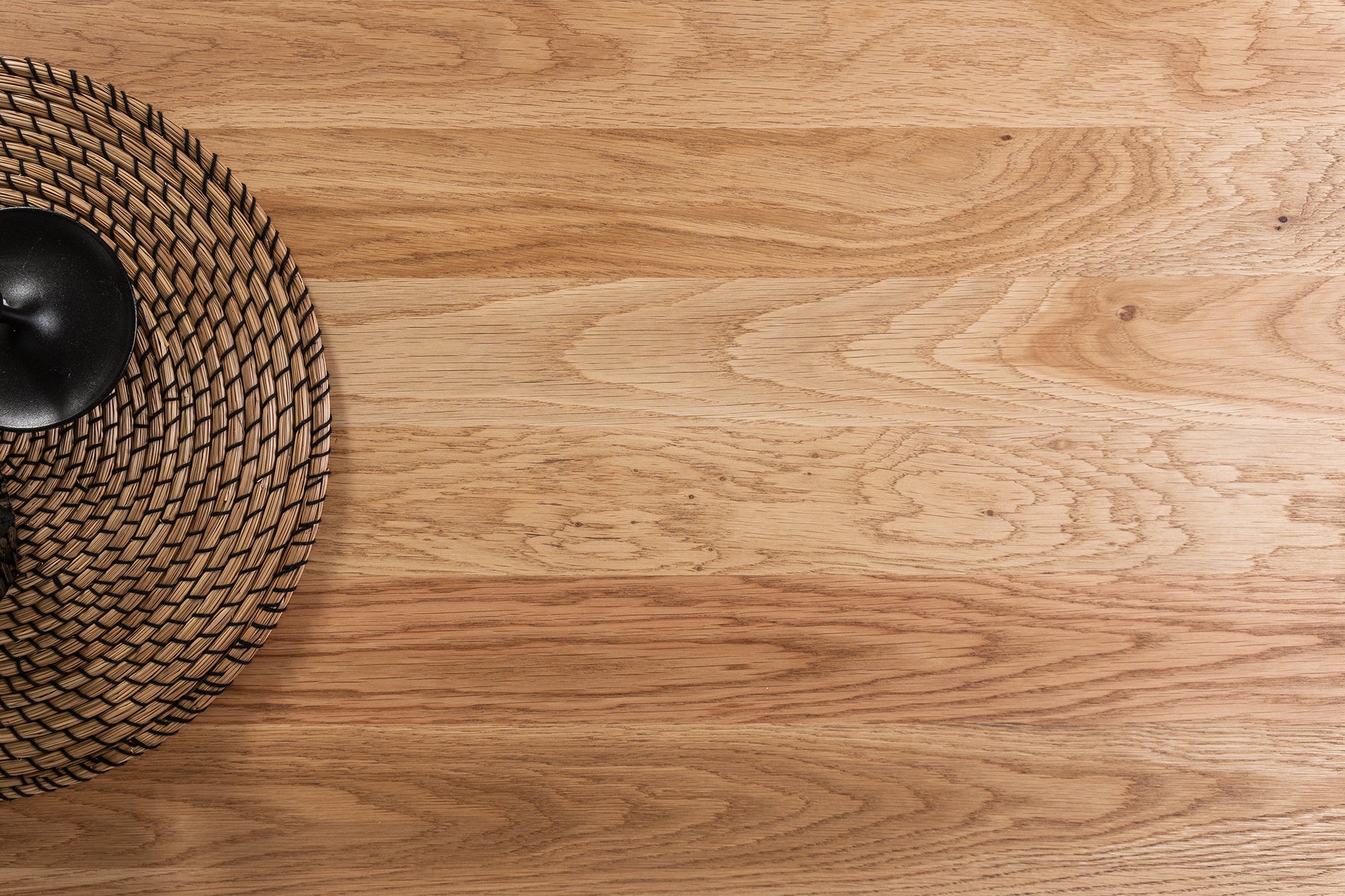 ARQUITECTURA Mesa de centro de 110cm de madera maciza de roble aceitado con estructura de metal negro y estante