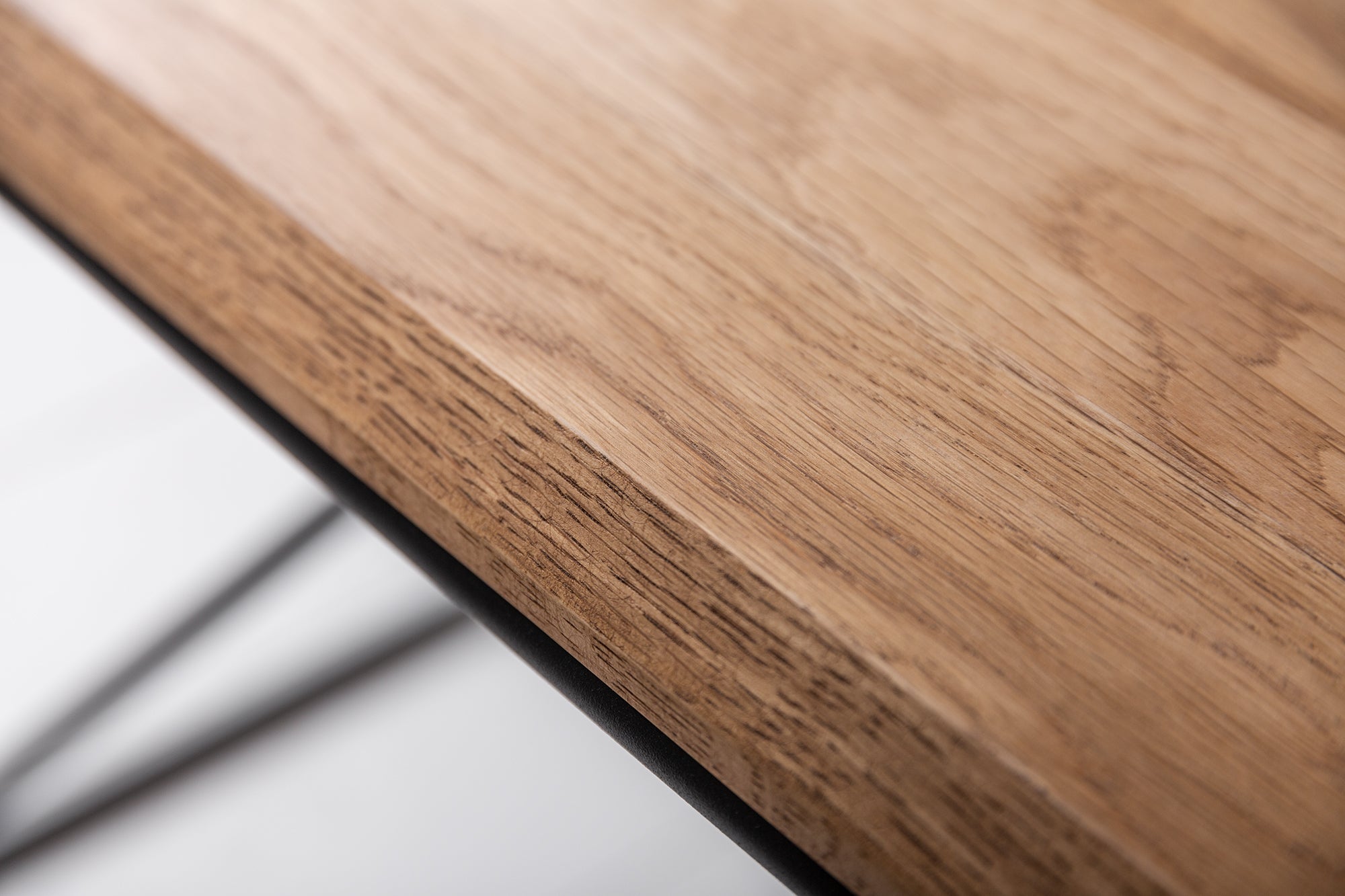 ARQUITECTURA Mesa de centro de 110cm de madera maciza de roble aceitado con estructura de metal negro y estante