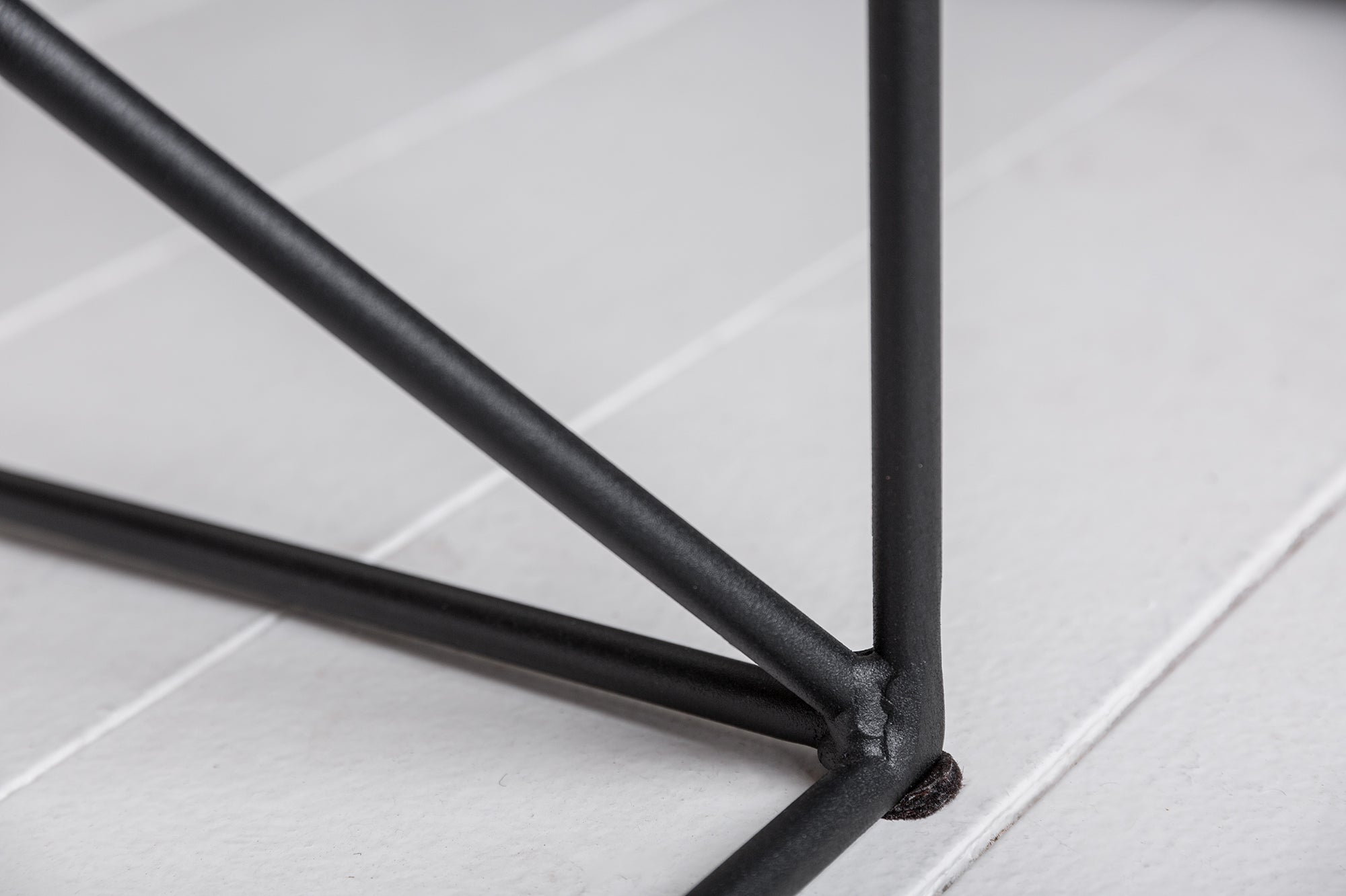 ARQUITECTURA Mesa de centro de 110cm de madera maciza de roble aceitado con estructura de metal negro y estante