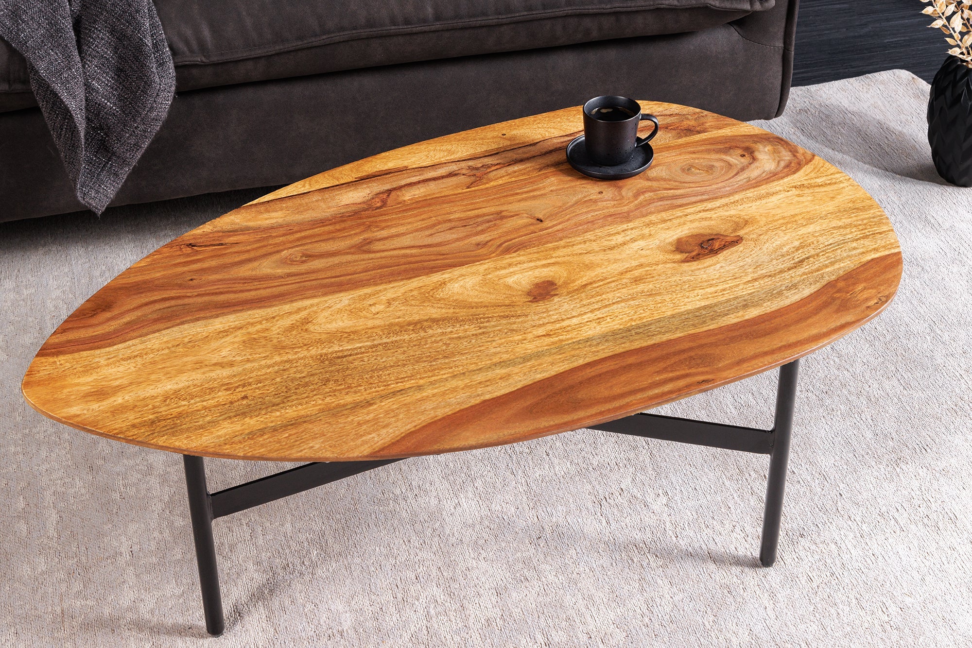 BEAUTY BY NATURE Mesa de centro triangular de 90 cm de madera maciza con acabado de piedra Sheesham marrón