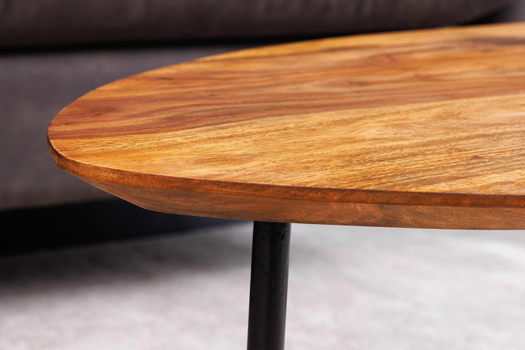 BEAUTY BY NATURE Mesa de centro triangular de 90 cm de madera maciza con acabado de piedra Sheesham marrón