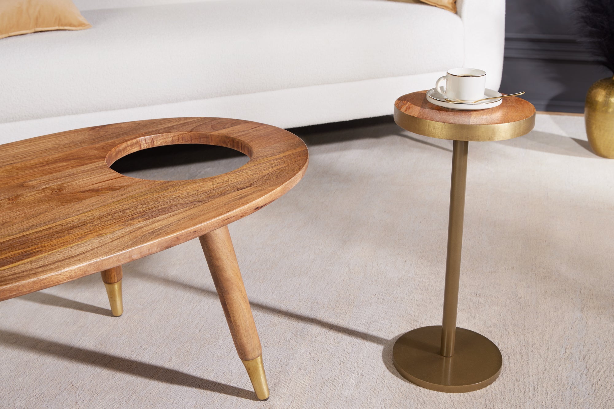 GATSBY Mesa de centro de madera maciza de 110 cm mango marrón dorado mesa auxiliar redonda ovalada set de 2 diseño retro
