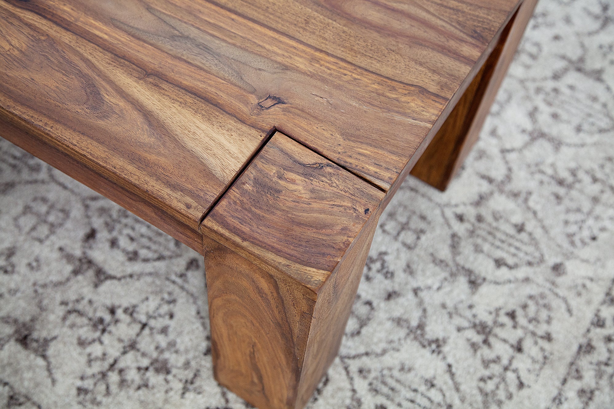 MAKASSAR Mesa de centro de madera maciza de 100 cm con acabado de piedra Sheesham marrón de grano único