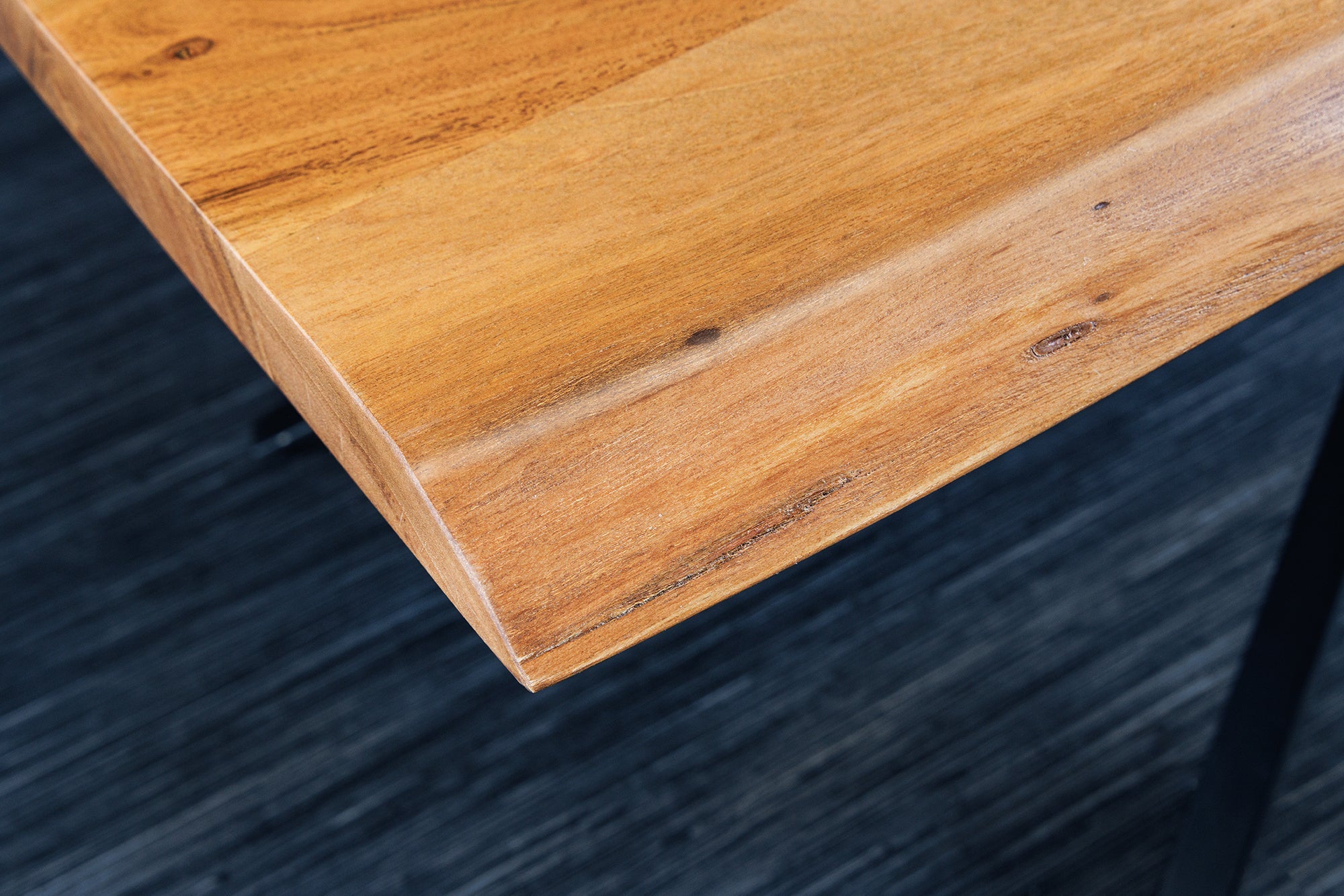 Mesa de centro de madera maciza MAMMUT 110 cm tapa de acacia negro 3,5 cm borde de árbol