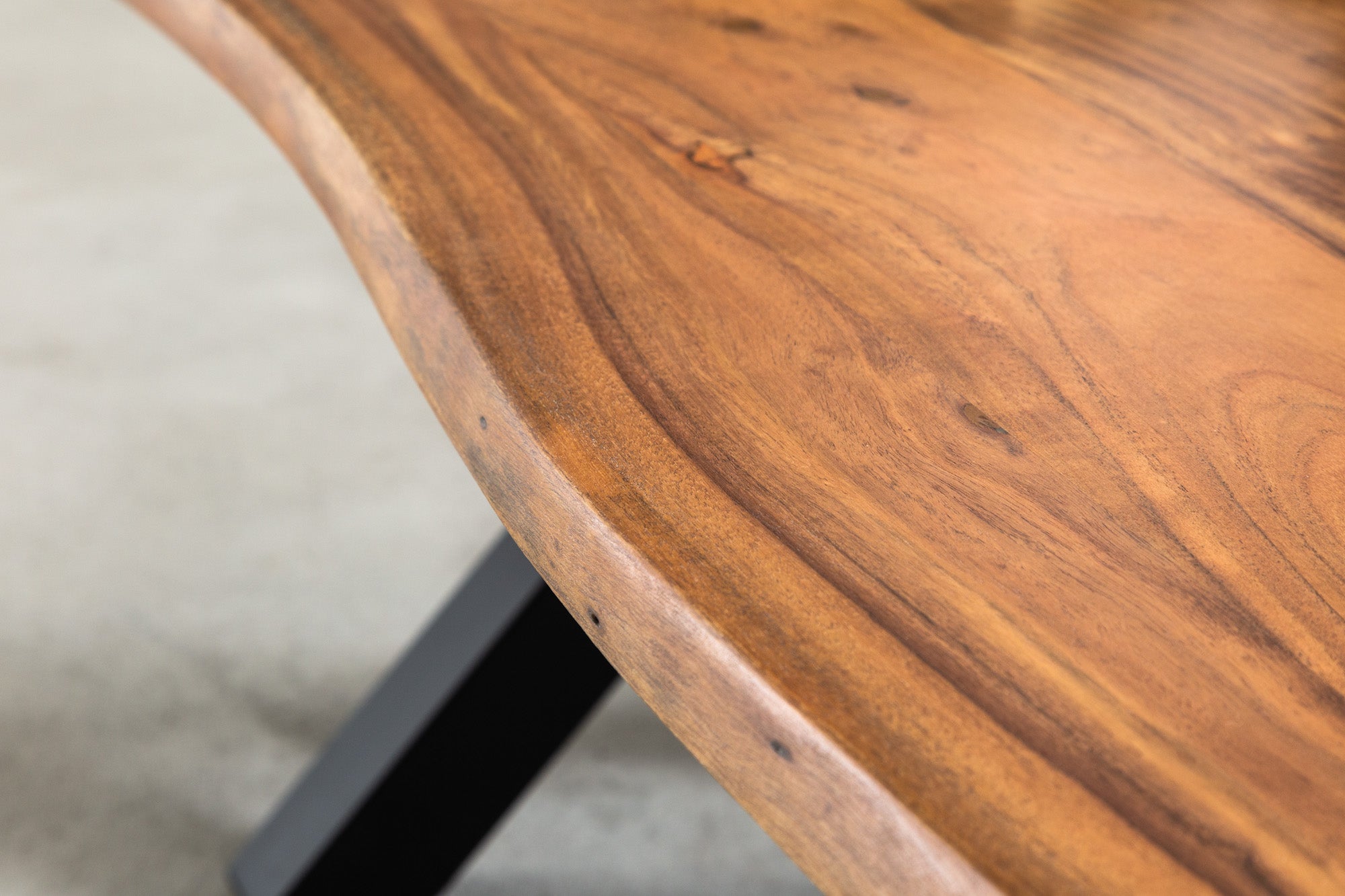 MAMMUT Mesa de centro de madera maciza 120 cm Acacia Acabado miel Marco X negro Tablero 2,5 cm