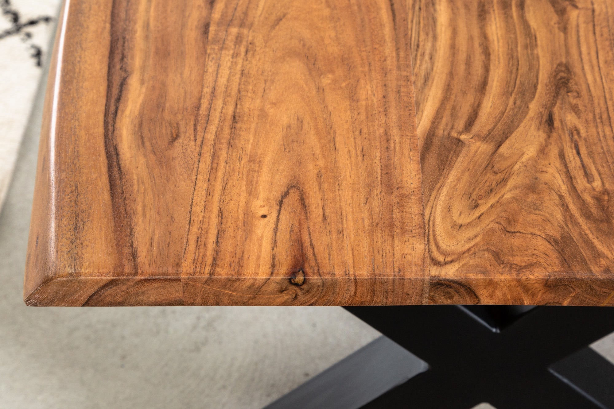MAMMUT Mesa de centro de madera maciza 120 cm Acacia Acabado miel Marco X negro Tablero 2,5 cm
